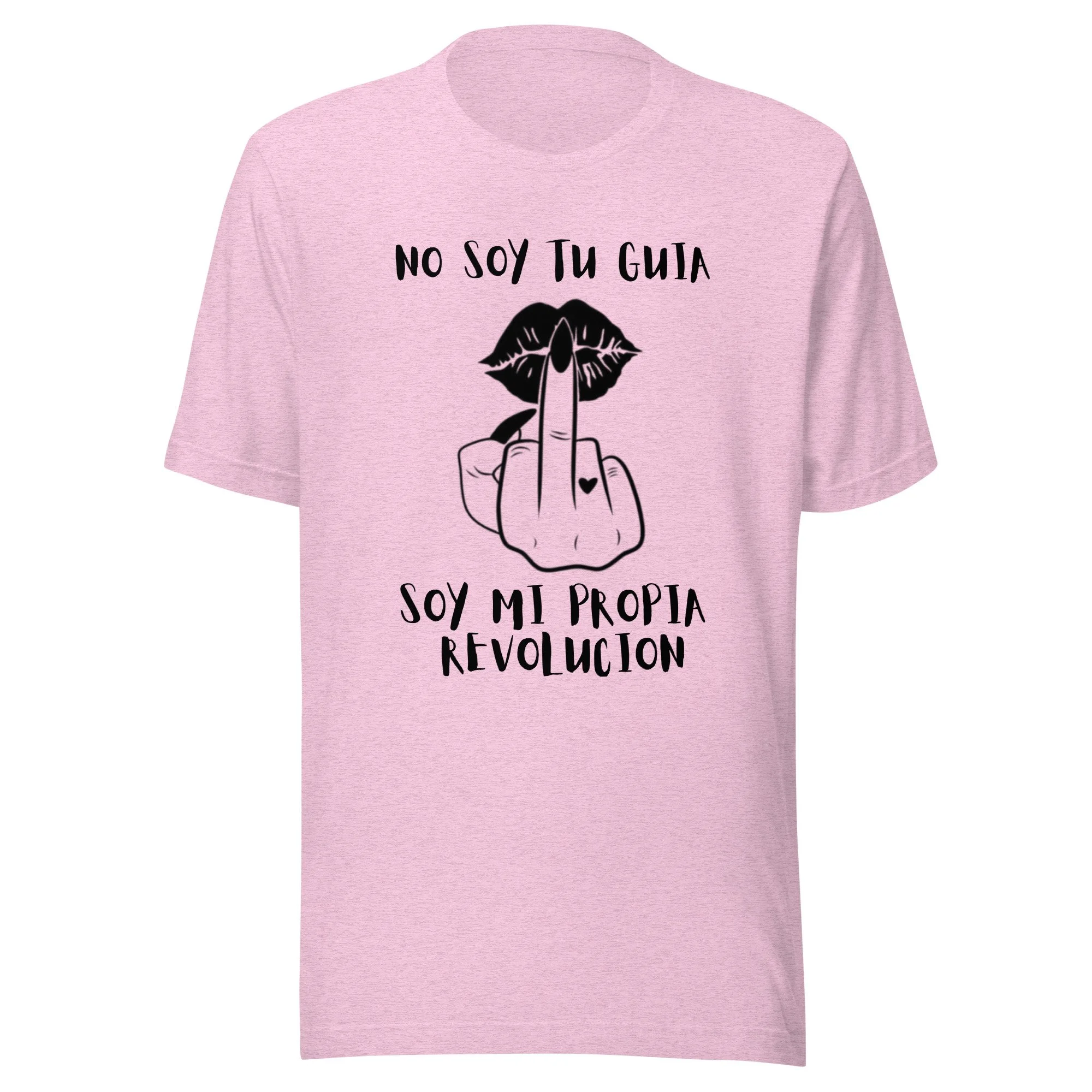 Camiseta rosa con estampado en negro de labios y una mano con el dedo medio levantado, acompañado del texto "No soy tu guía, soy mi propia revolución".