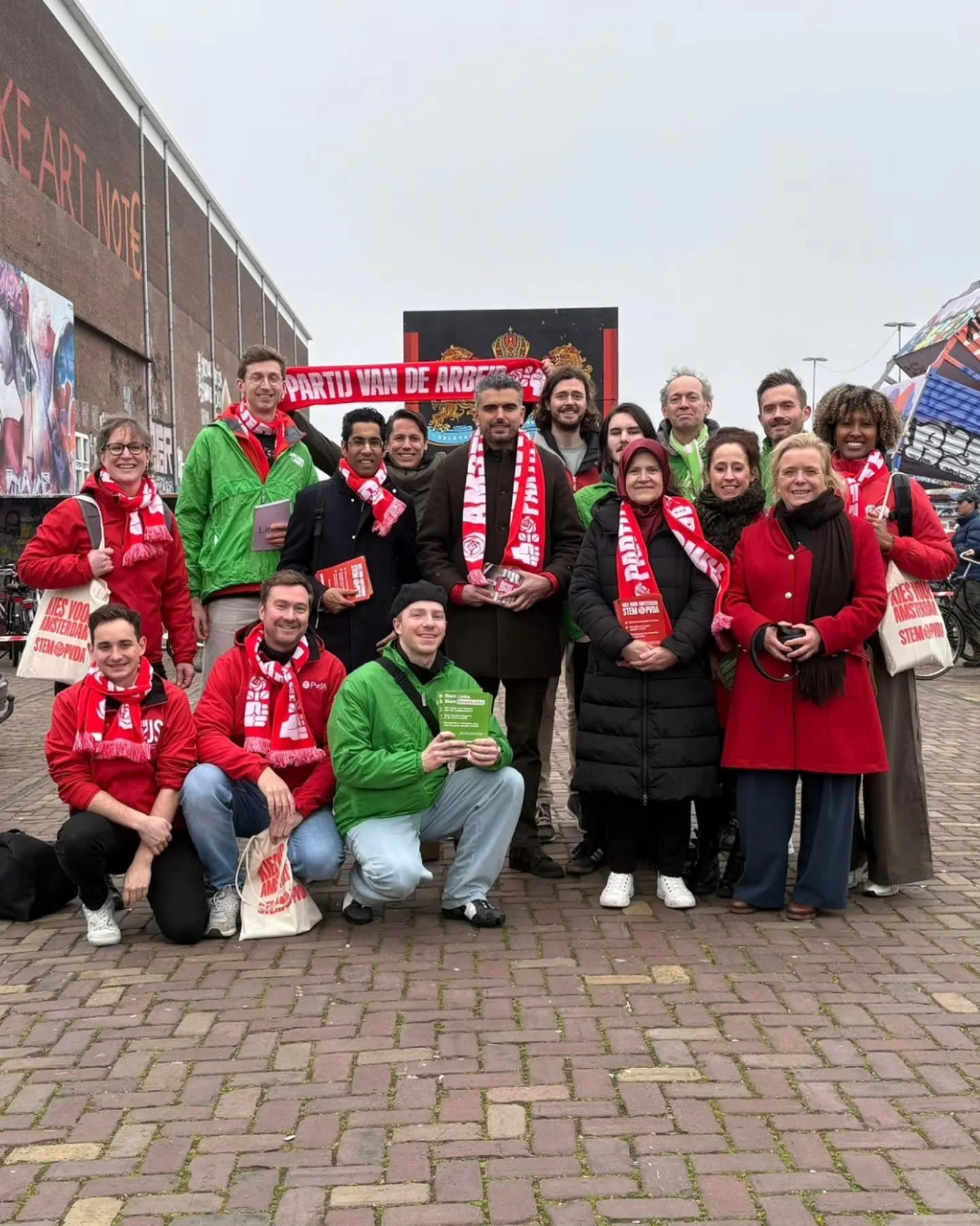 Wat...

...een energie! 🔥 Vandaag ging ik mee flyeren in Noord en Oost, maar ook in de andere stadsdelen gingen onze roodgroene vrijwilligers massaal de straten op. Het is nog steeds de Week van de Vrijwilliger en daarom is het op zijn plek om te ze