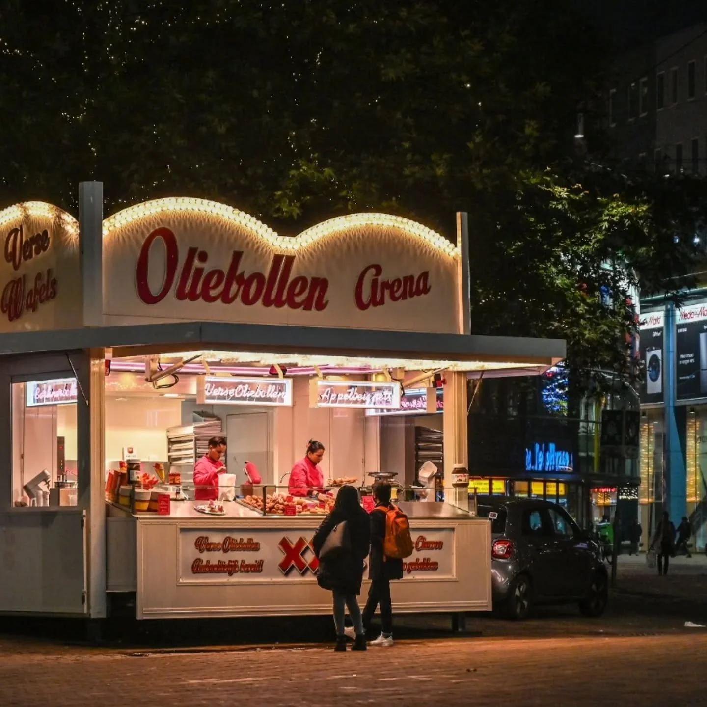 Oliebollenkramen horen bij onze stad.

In mei zullen nog niet veel mensen bezig zijn met oliebollen en kerstbomen. Maar als gemeente moeten we vooruit kijken. Europese wetgeving stelt dat de huidige manier van jaarlijks vergunningen uitgeven aan deze
