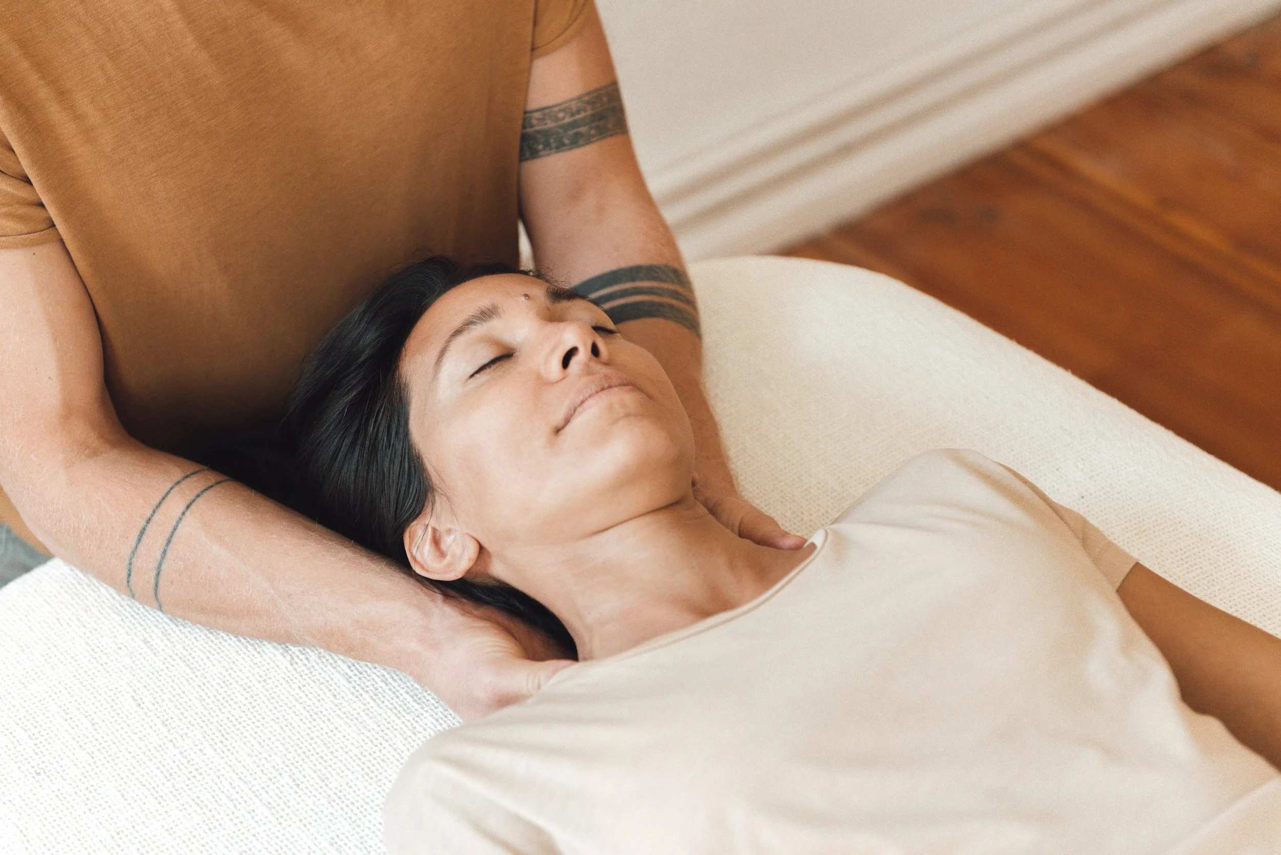 Somatic therapy session in Berlin supporting emotional regulation and trauma integration through hands-on bodywork