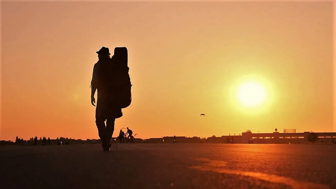 Symbolic image of a personal growth journey supporting somatic therapy and transformation in Berlin