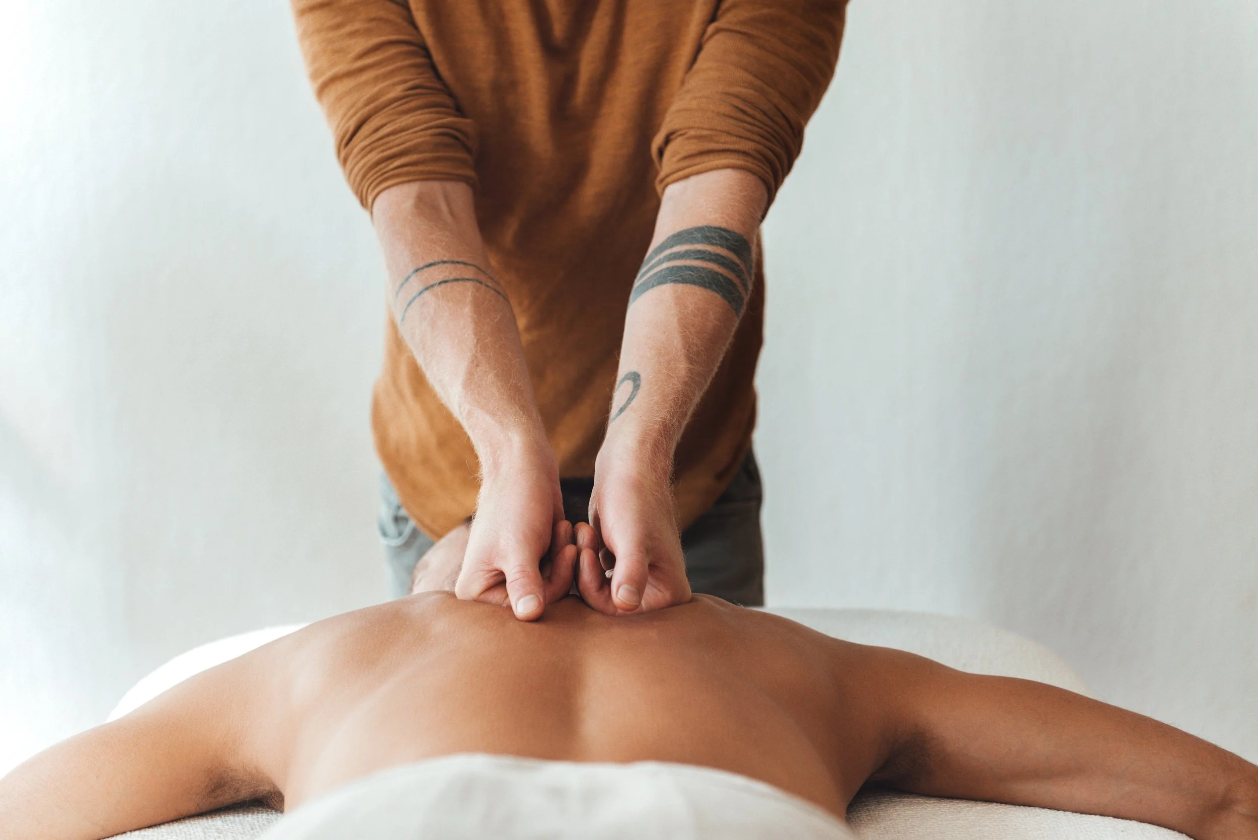 Hands-on bodywork session for physical recovery in Berlin