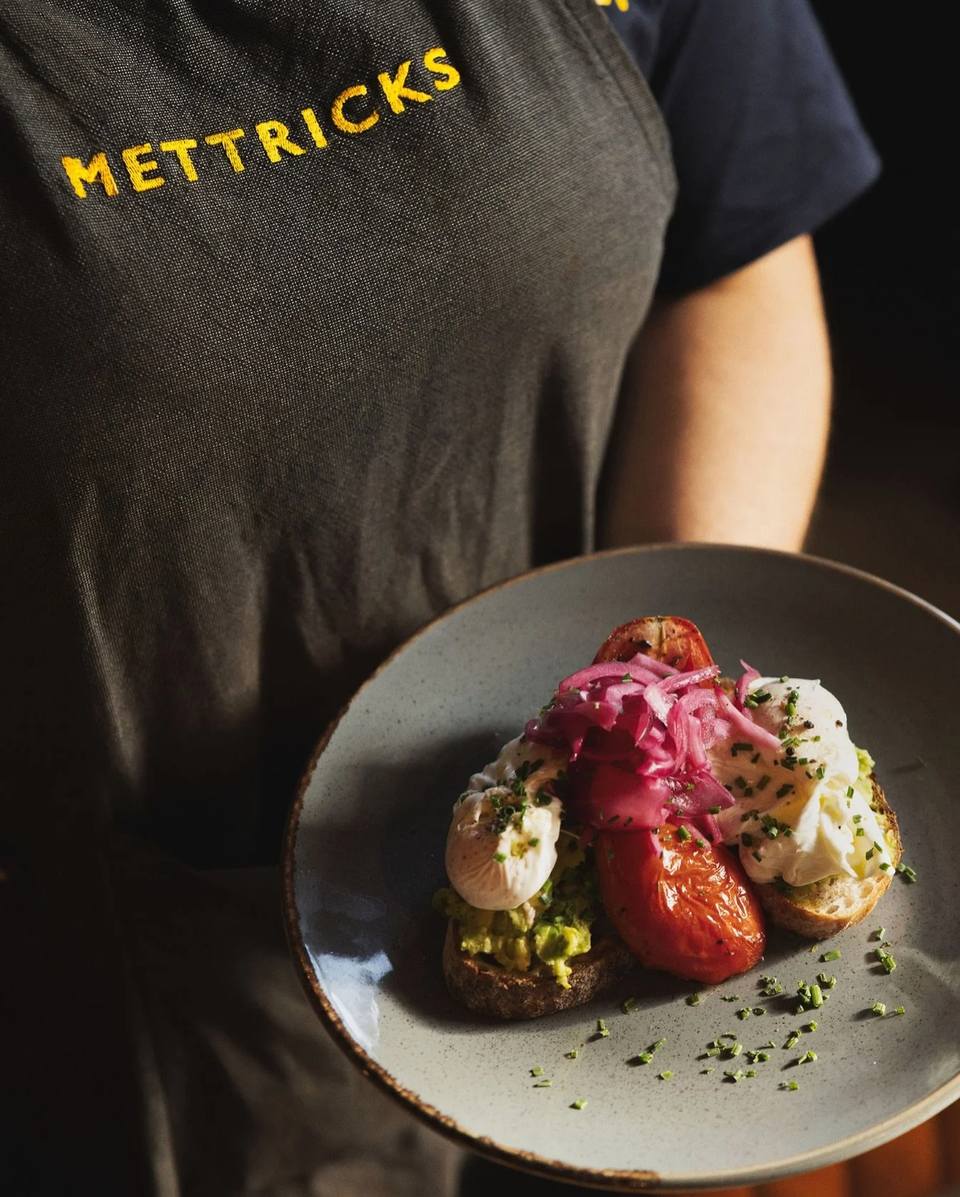 Bright, bold, breakfast 💛

Smashed avo, roasted tomato, poached eggs &amp; pickled onion&hellip; the Mettricks way 🥑☕

#mettricks #southampton #breakfast