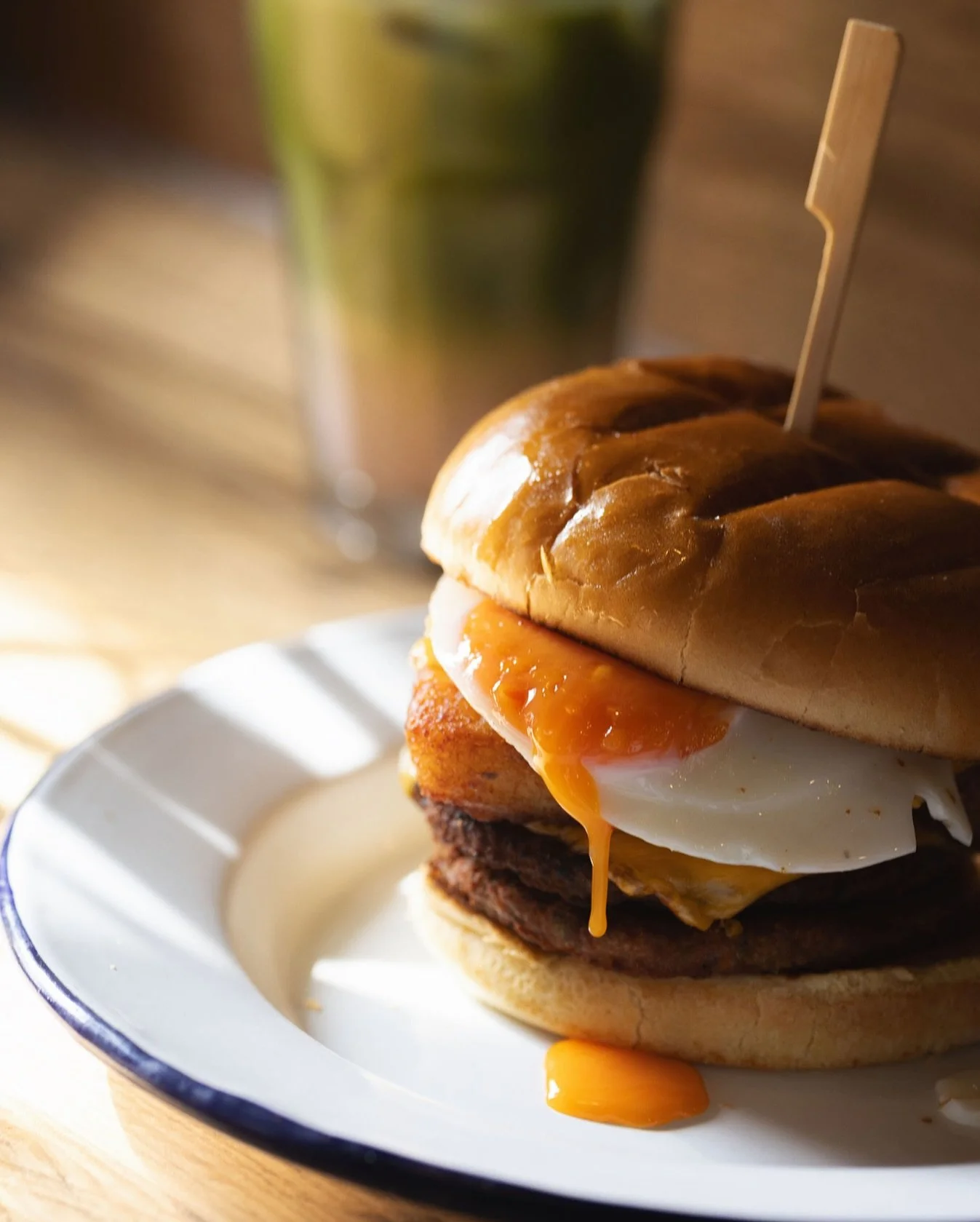 Sun&rsquo;s out, yolks out ☀️💛
 Our Brunch Burger - grilled sausage patty, crispy hash browns, burger cheese, caramelised onion, ketchup &amp; a fried egg in a warm brioche bun.

Perfect fuel for a sunny Southampton morning ☕️

#brunch #southampton
