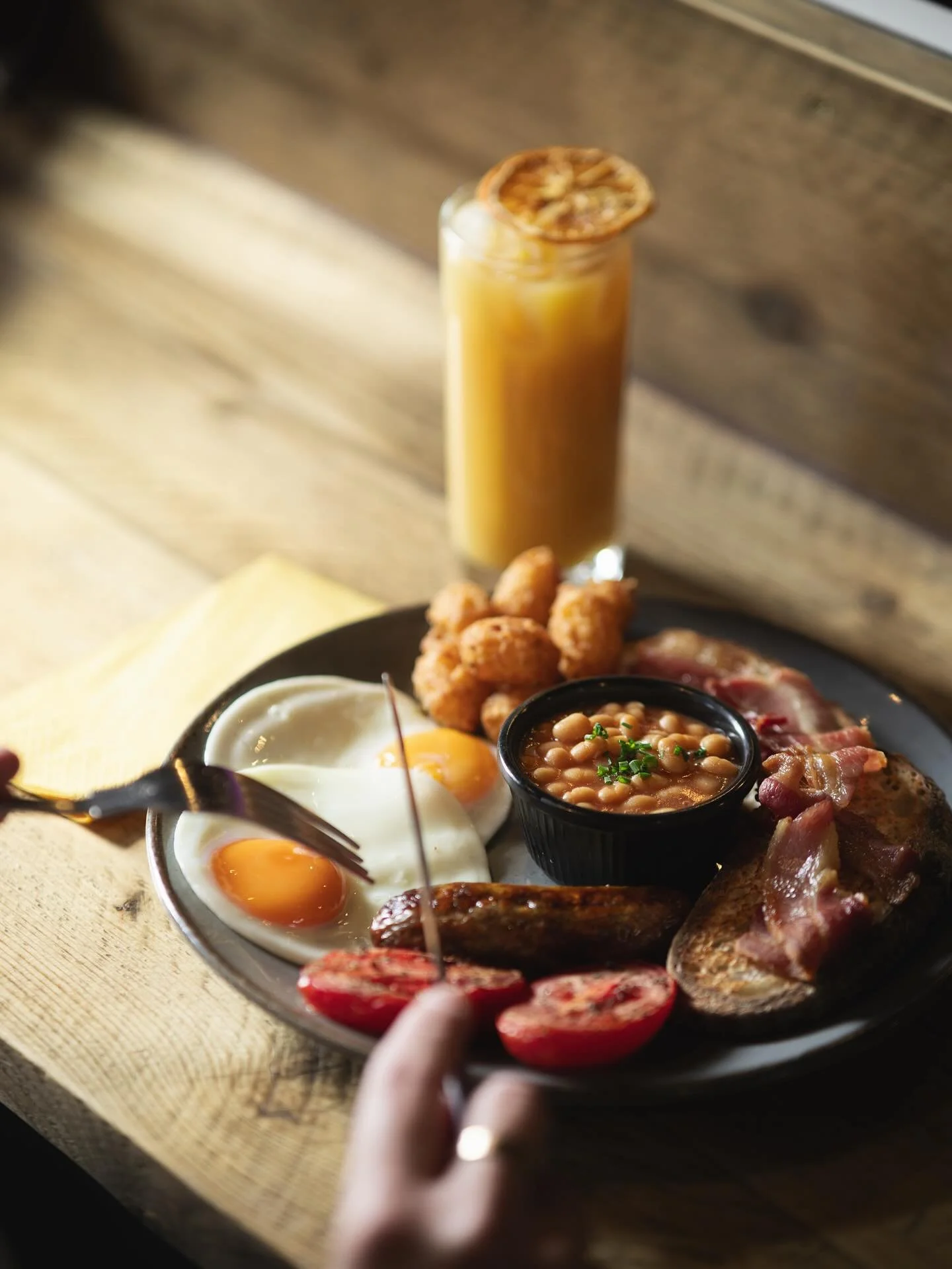 Sunday Sorted at Mettricks ☕🍳💛

Nothing says Sunday morning like a proper Full English.
Golden eggs, bacon, sizzling sausages, slow roasted tomatoes, crispy potato tots, beans &amp; toast - all served hot, fresh and ready to fuel the rest of your d