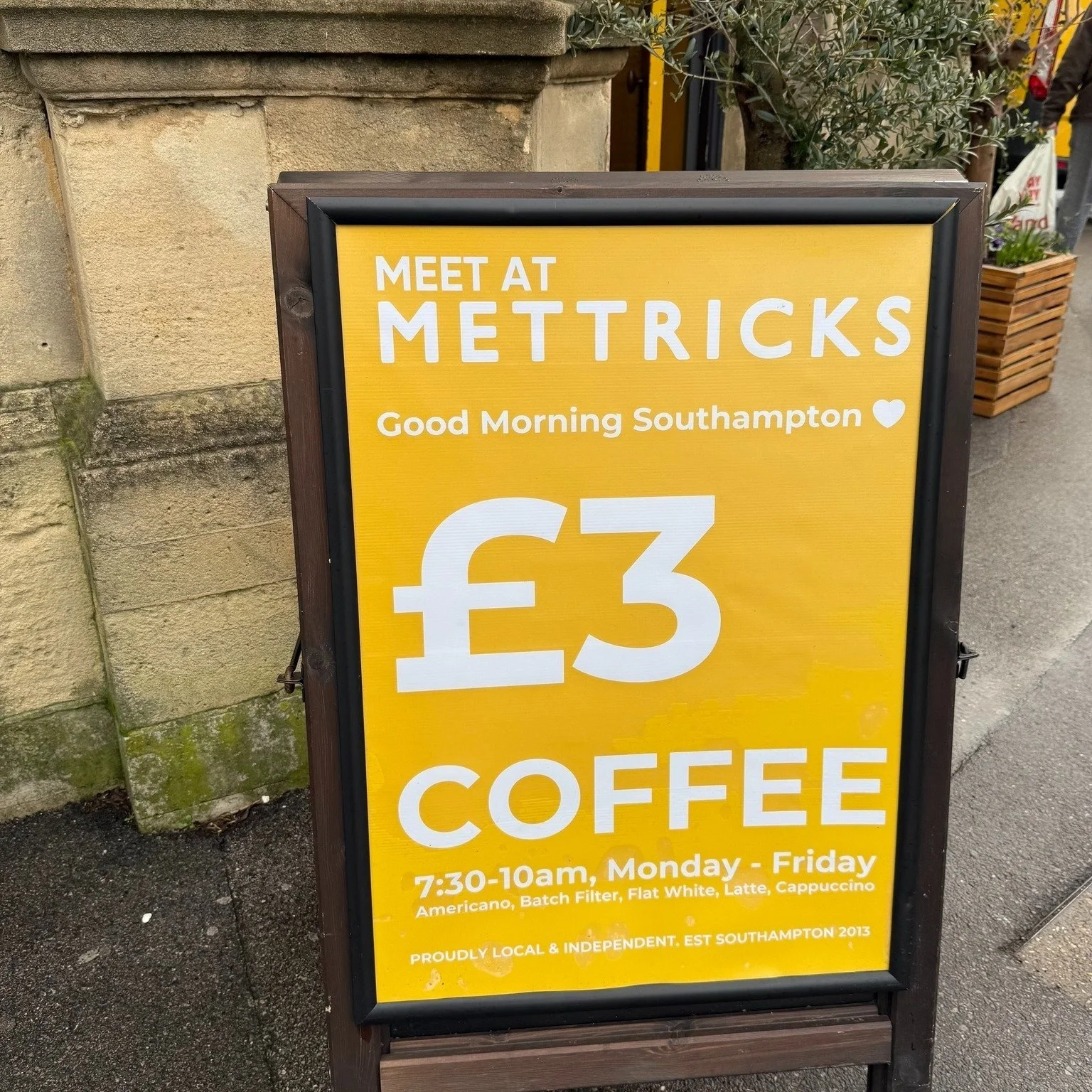 Good morning Southampton 💛

First coffee of the day, done properly.
(And yes, it&rsquo;s still &pound;3 before 10am).

We're open from 8am. 

#MakeItMettricks #Southampton #LocalIndependent
