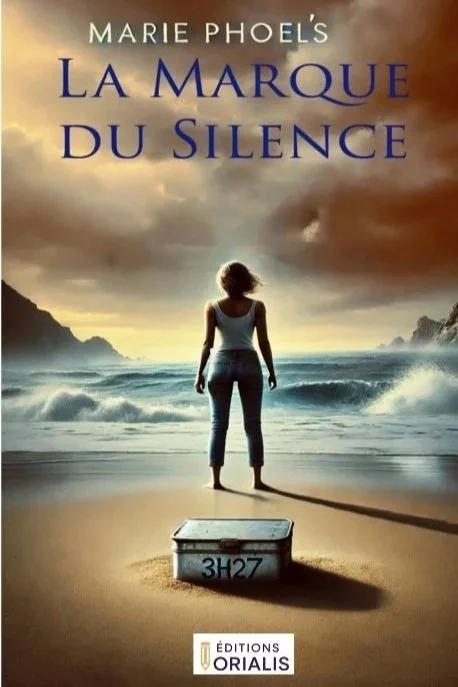 Couverture du livre "La Marque du Silence" de Marie Phoël, montrant une femme debout sur la plage face à la mer agitée, avec un ciel orageux, un coffre en bois avec le code 3H27, et le logo des Éditions Orialis.