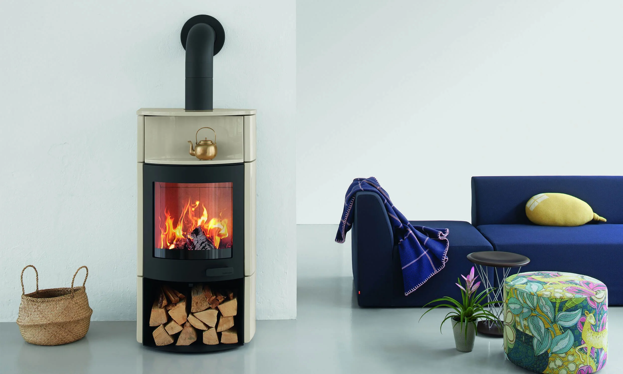 Der moderne Kaminofen Bullerjan B4 mit Keramik Plus Wärmespeicher bei Kaminwelt Hennef.
