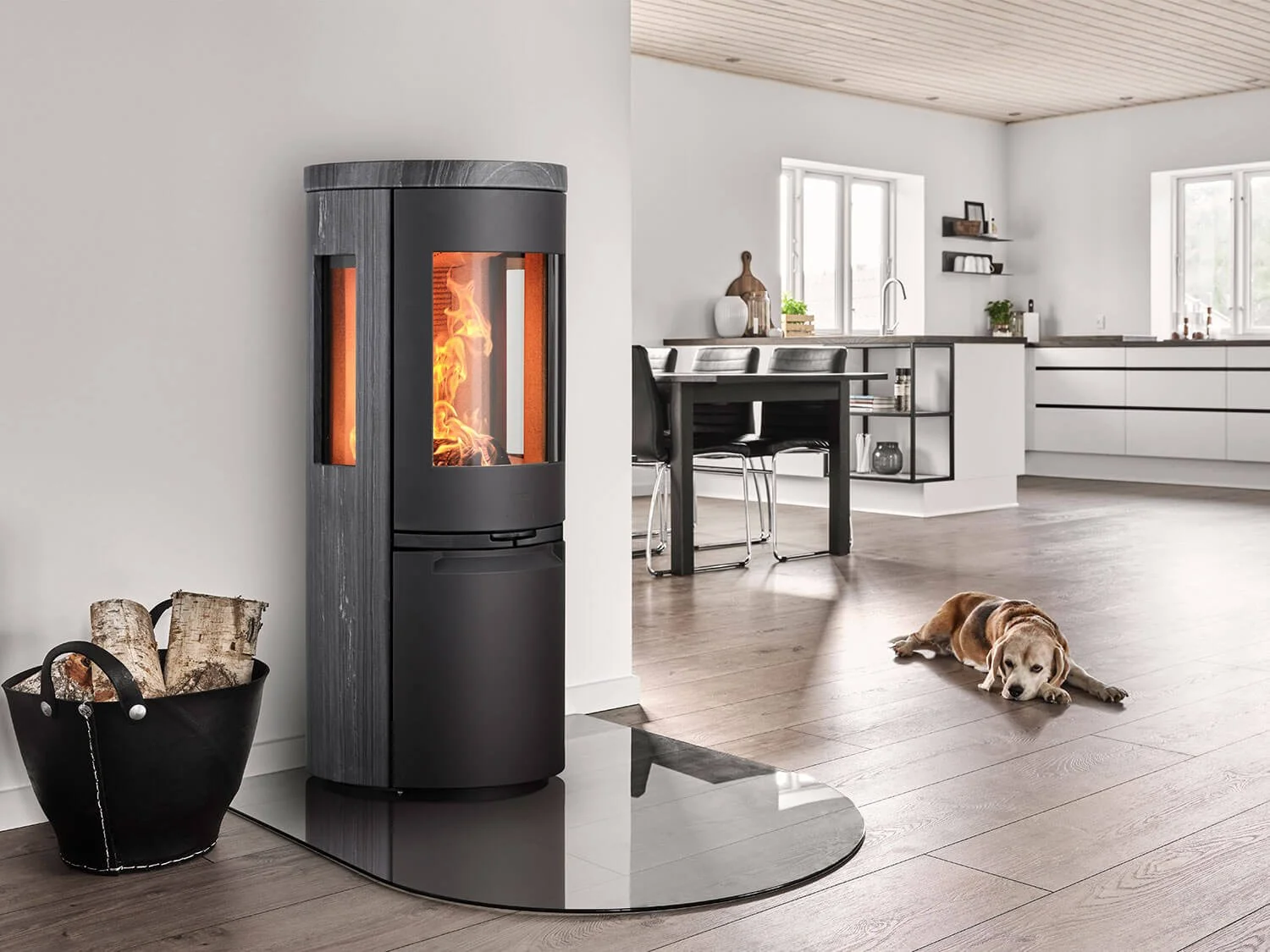 Moderner Heta Ofen SL900 mit Steinverkleidung – beim Ofenstudio Kaminwelt Hennef für Köln und Umgebung