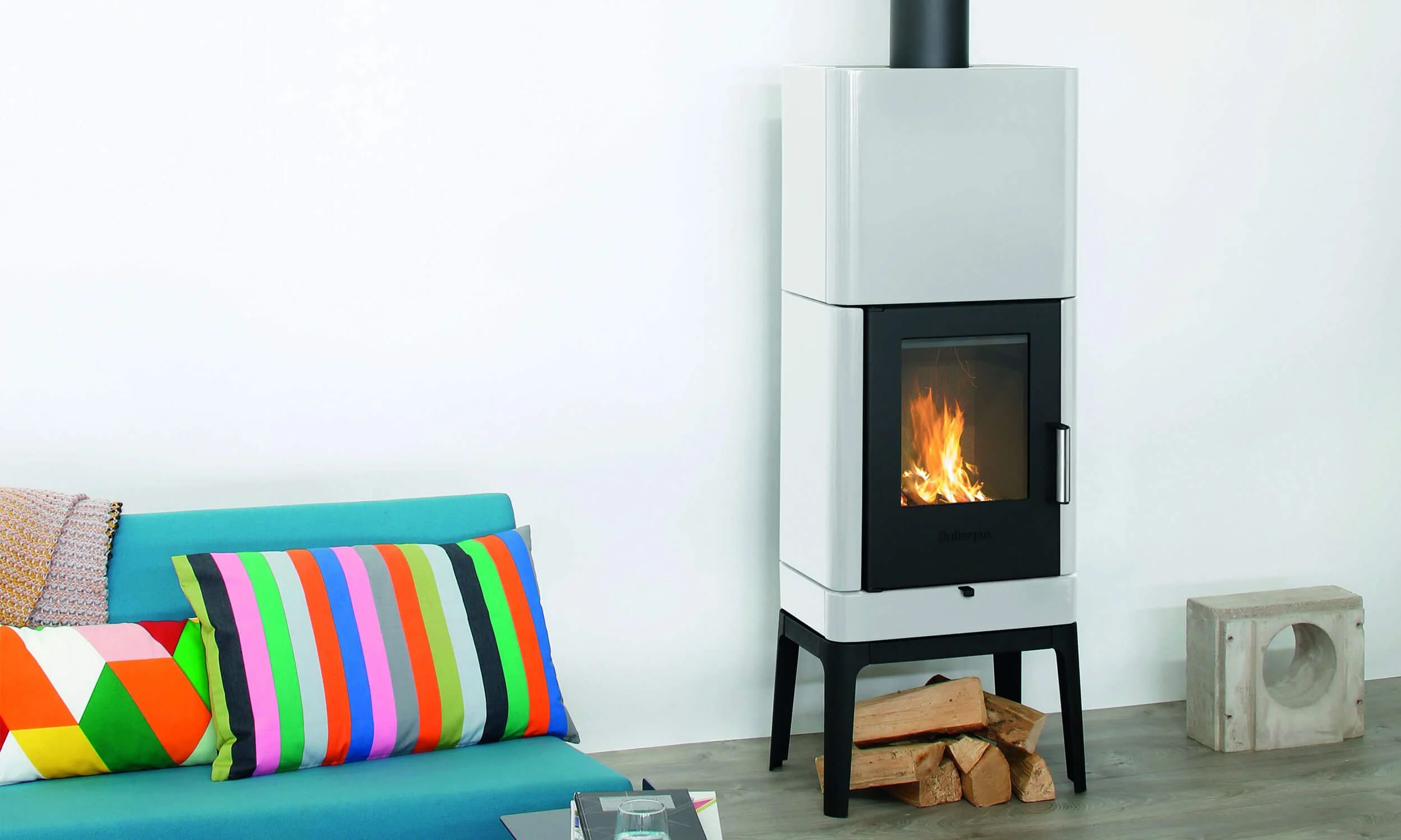 Der Design-Kaminofen Bullerjan B3 mit Speicherkeramik präsentiert von Kaminwelt Hennef.