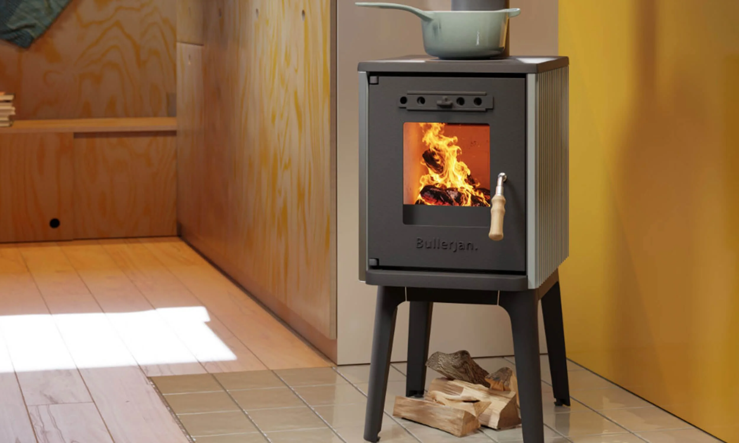 Der kompakte Kaminofen Bullerjan Cook mini aus Gusseisen mit integrierter Kochplatte, präsentiert beim Ofenstudio Kaminwelt Hennef.