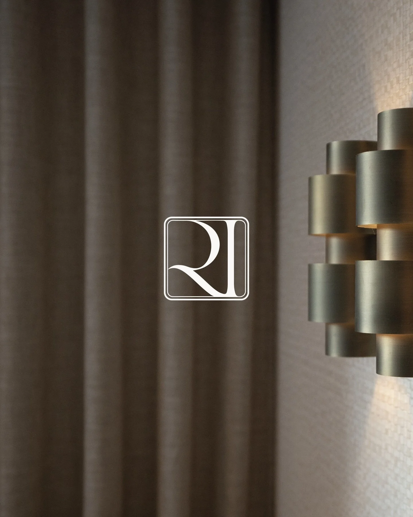 Branding launch @vanrijninterieurdesign 

Voor Van Rijn Interiors cre&euml;erden we een verfijnde branding die haar stijl weerspiegelt.

De R vormt het statement binnen het logo. Een subtiele doorbreking van het lijnenspel. Ontworpen om dezelfde eleg