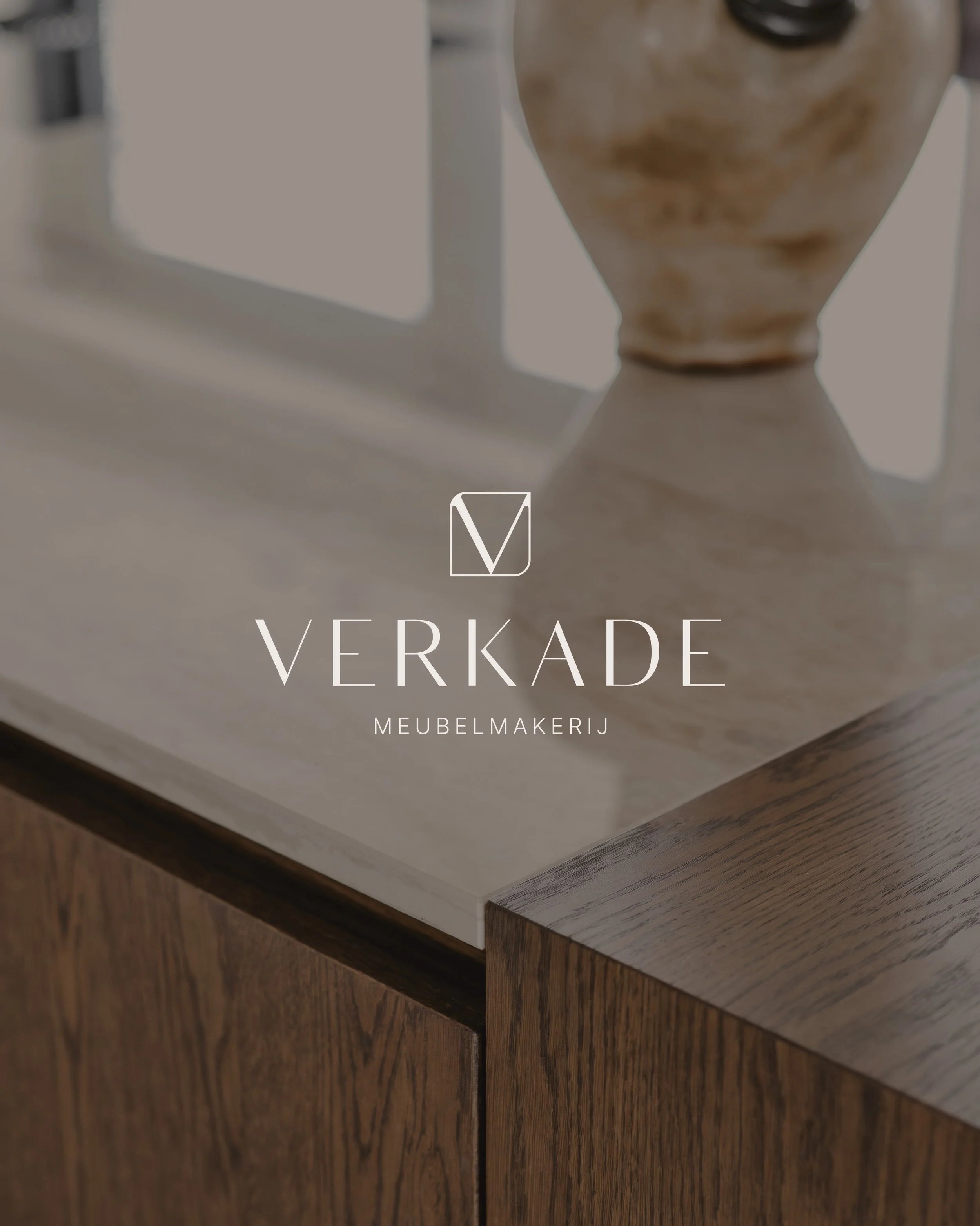 A brand shaped by craftsmanship

Voor @verkademeubelmakerij vertaalden we hun vakmanschap naar een verfijnde branding. Het beeldmerk is opgebouwd uit de V en M, subtiel gevormd tot een krachtig signatuur. Door de ruimte tussen de letters in het hoofd