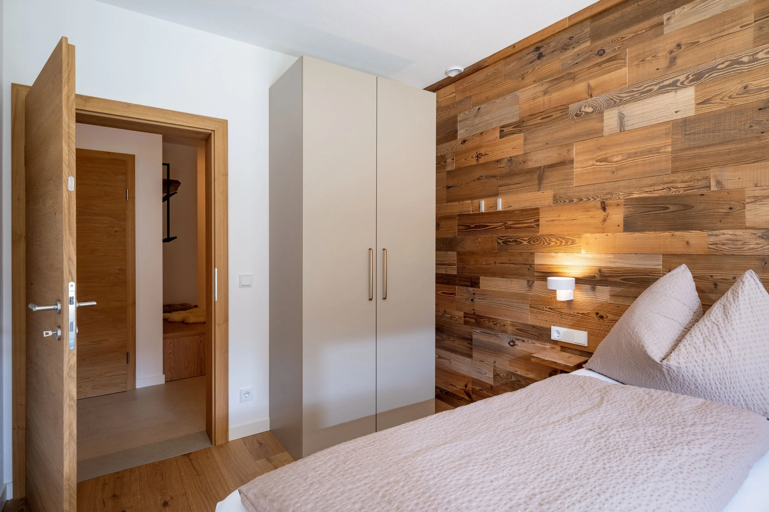 Kleiderschrank mit Hänger und Ablagefläche
