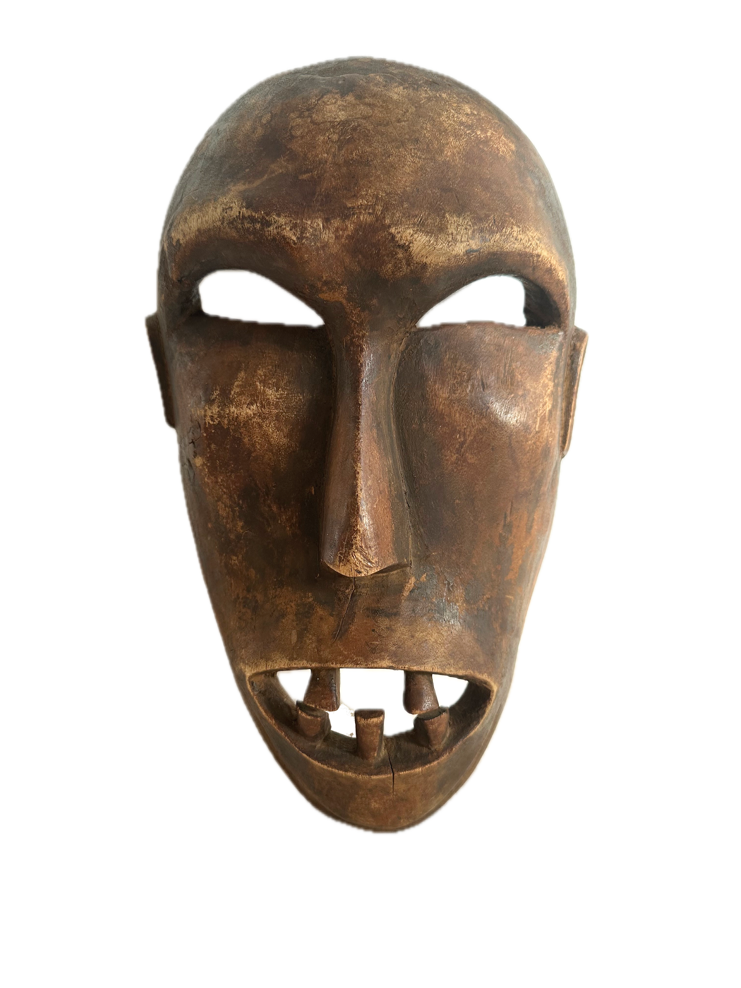 Sukuma, Tansania · Höhe 42 cm
verwendet in Kontexten wie Tänzen und Übergangsritualen; die kraftvolle Reduktion der Gesichtszüge und der geöffnete Mund mit geschnitzten Zähnen verleihen der Maske eine bewusst spannungsvolle Wirkung im öffentlichen Au