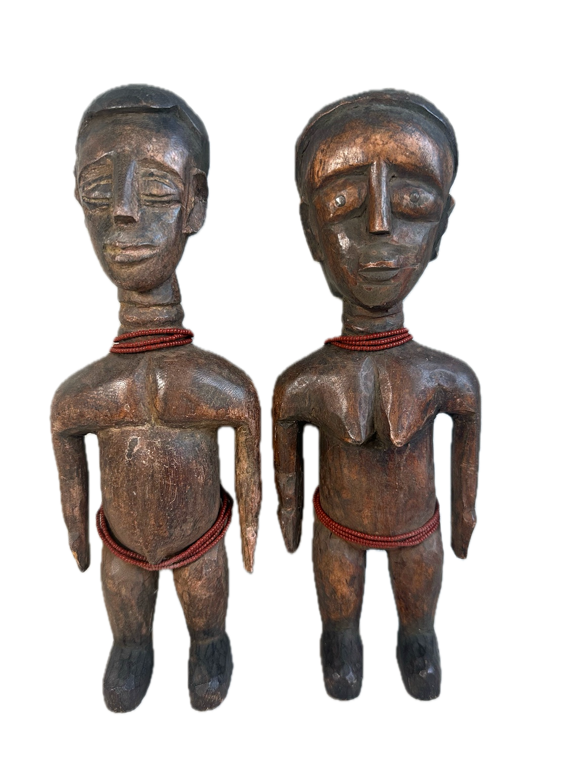 Ewe – Zwillingsfiguren (Venavi), Paar, Togo/Ghana.
Holz, dunkle gewachsene Patina, Höhe je ca. 27 cm. Sehr gut erhalten mit originalem Schmuck.
Im häuslichen Kontext verehrt als Zeichen von Schutz, Kontinuität und Ausgleich zwischen Leben und Ahnen.
