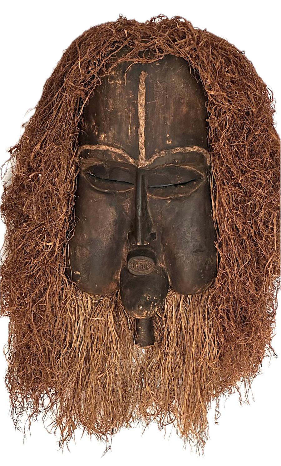 Bamum – monumentale Helmmaske
Kamerun (Bamum-Königreich), spätes 19. / frühes 20. Jahrhundert. Höhe ca. 95 cm.
Außergewöhnlich großformatige Bamum-Maske aus einem Stück Holz mit originaler Raffia-Mähne; geschaffen für hochrangige höfische Rituale und