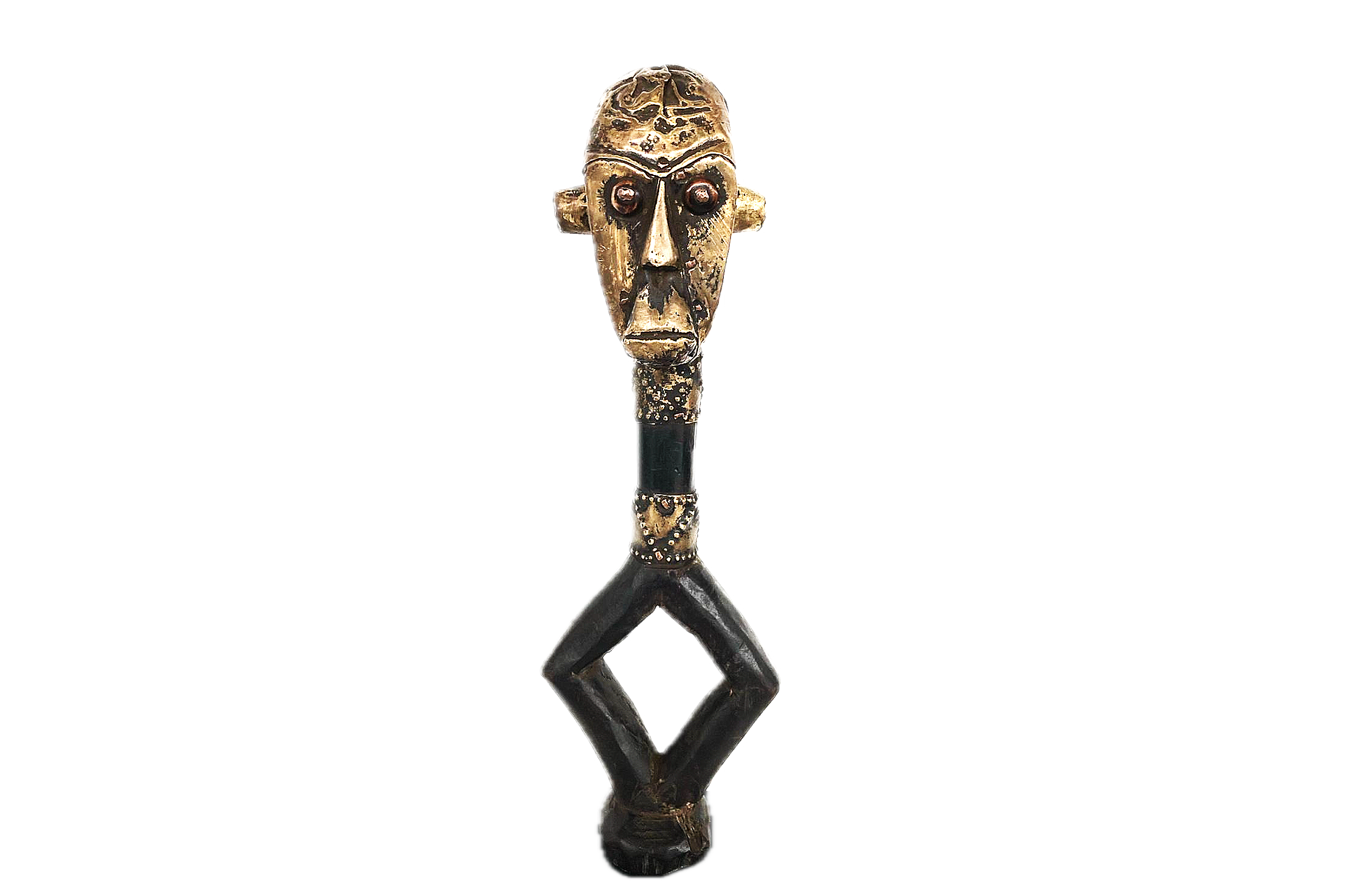 Kota Sango (Gabun) · 33,5 cm · Reliquiarwächterfigur mit ovaler, leicht gewölbter Gesichtsscheibe. Augen Kupferscheiben. Seitliche Manschetten in Repoussé-Technik, hinten ausgeführter Zopf. Rautenförmiger Holzschaft mit Schaftansatz.

