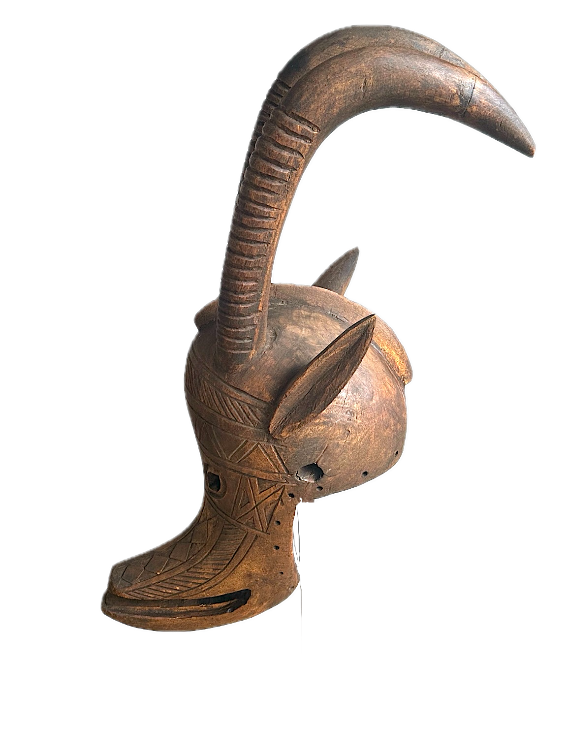 Bamana (Bambara) – Tyi Wara-Helmmaske
Mali, 20. Jahrhundert. Höhe ca. 70 cm.
Monumentale Helmmaske getragen bei agrarischen Ritualen zur Förderung von Fruchtbarkeit, Feldarbeit und kosmischer Ordnung. Die hoch aufragenden Hörner und die fein gearbeit