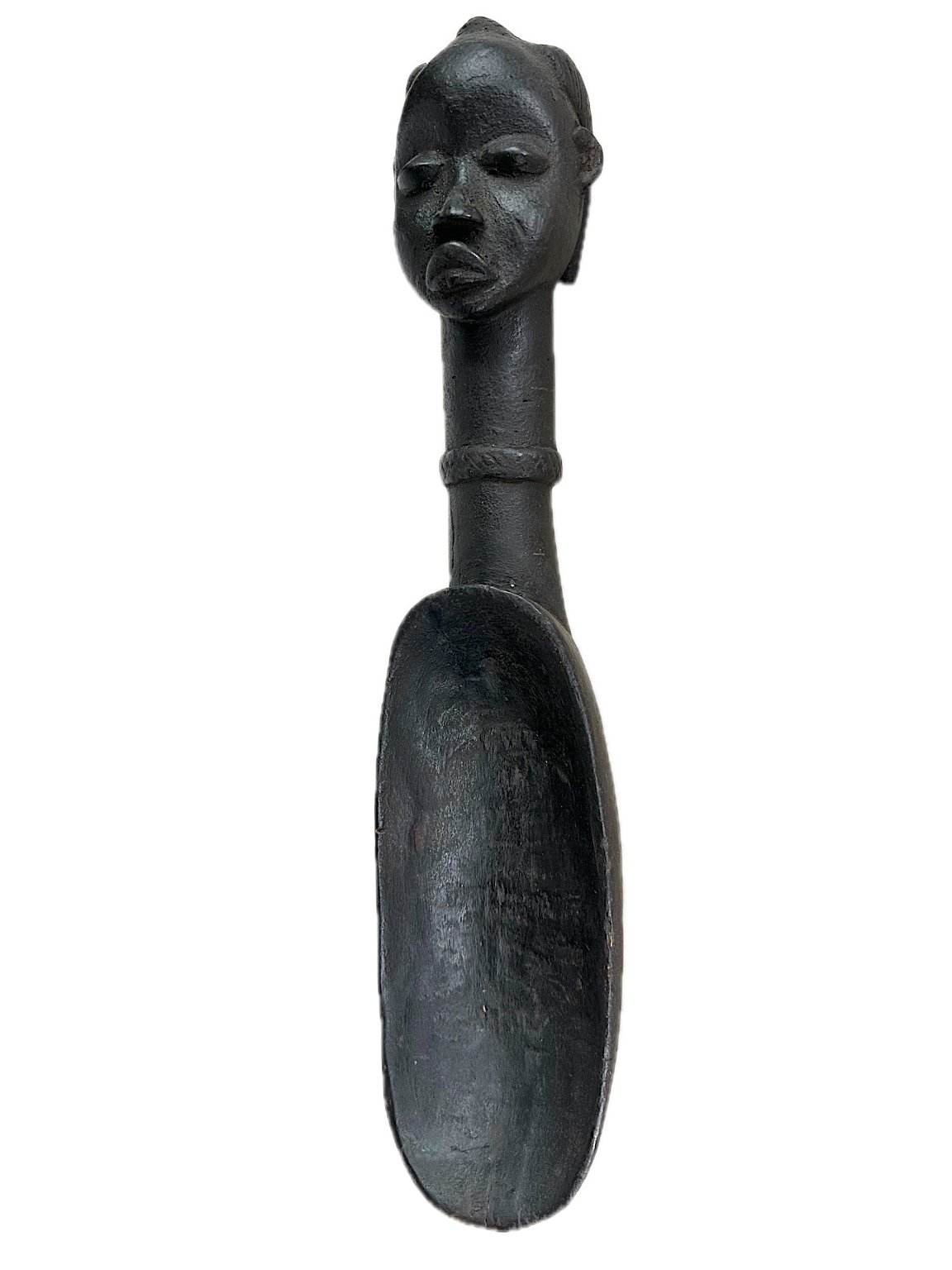 Dan Zeremoniallöffel („Wakemia“)

20. Jahrhundert erste Hälfte, Höhe 52 cm.
Großer Dan-Zeremoniallöffel mit fein ausgearbeitetem Gesicht und tiefem Laffe. Solche Löffel standen für Rang, Versorgung und soziale Verantwortung und wurden bei Festen und 