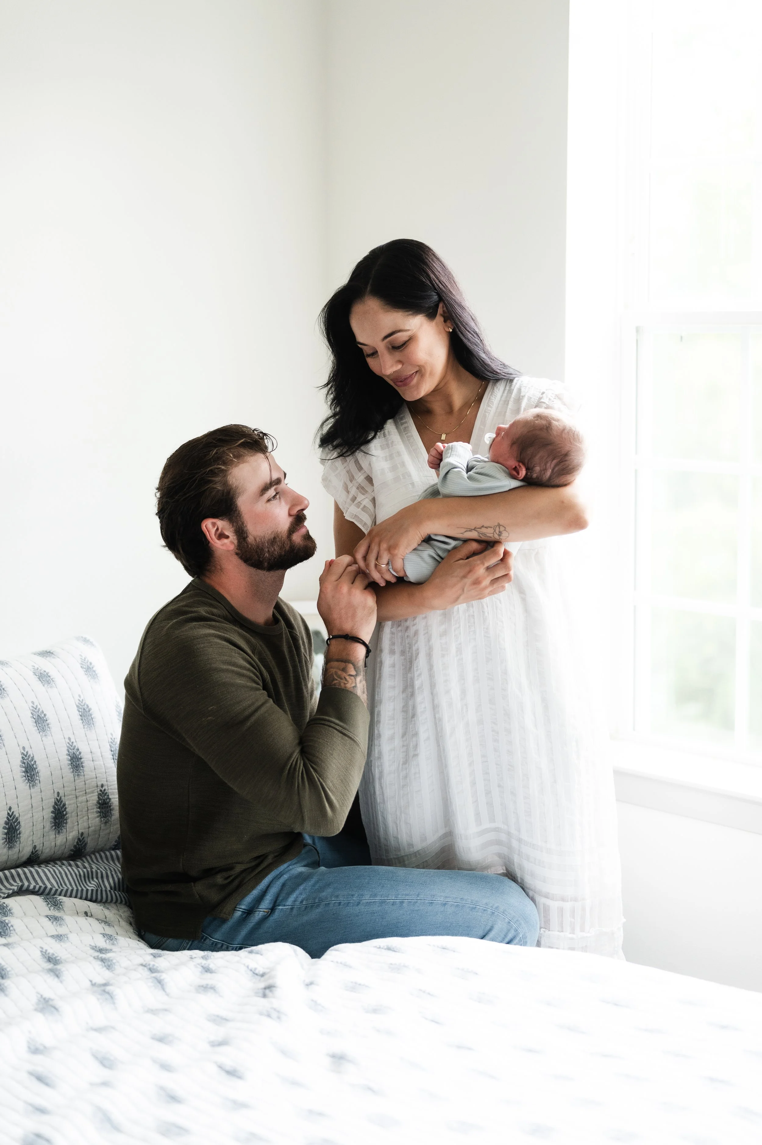 family photos, newborn photographer, man and woman with baby in bedroom at home, clarksville tennessee, nashville