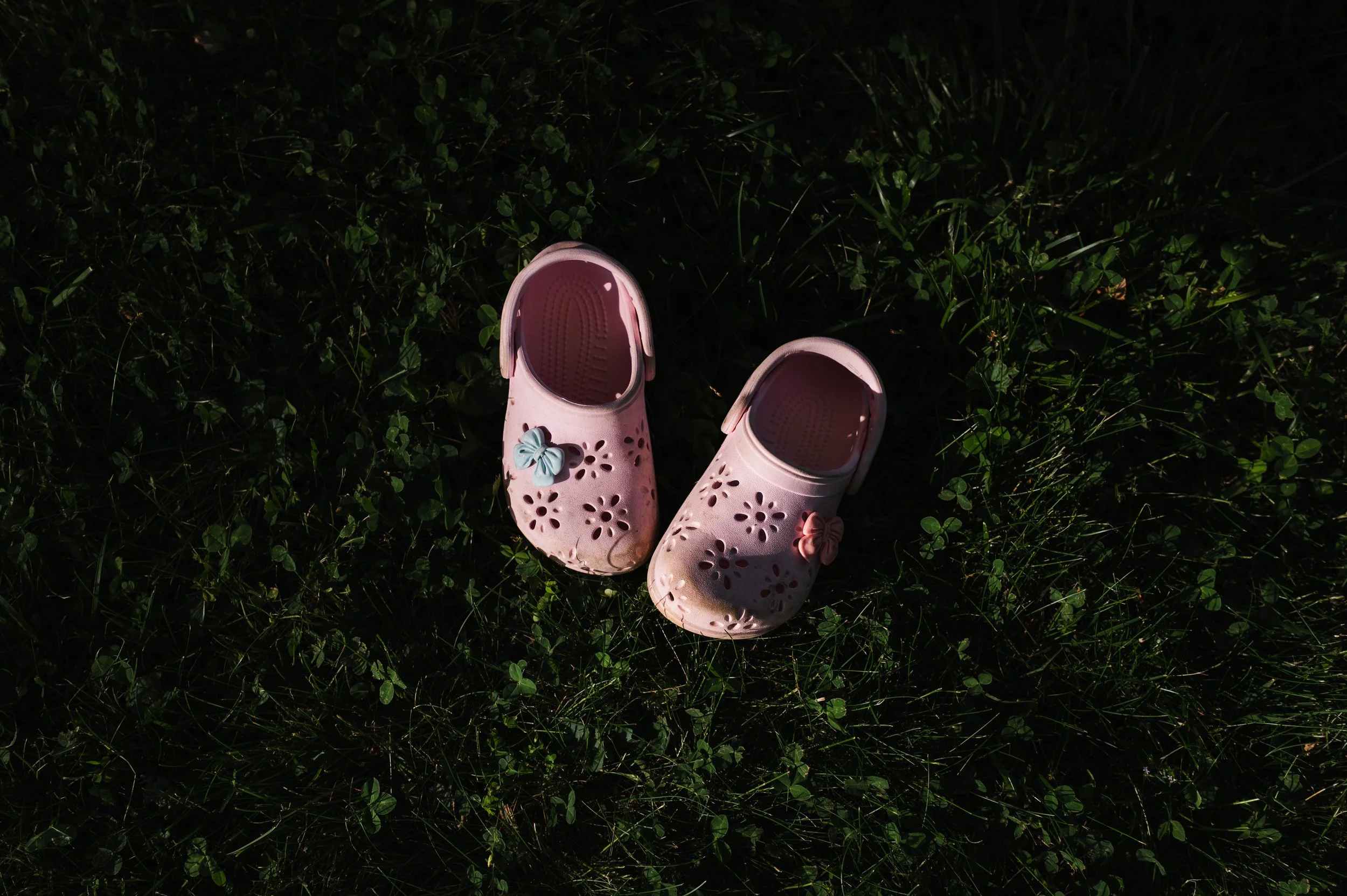 child shoes in grass, storytelling family photography, family photographer, clarksville tn, affordable, nashville tn