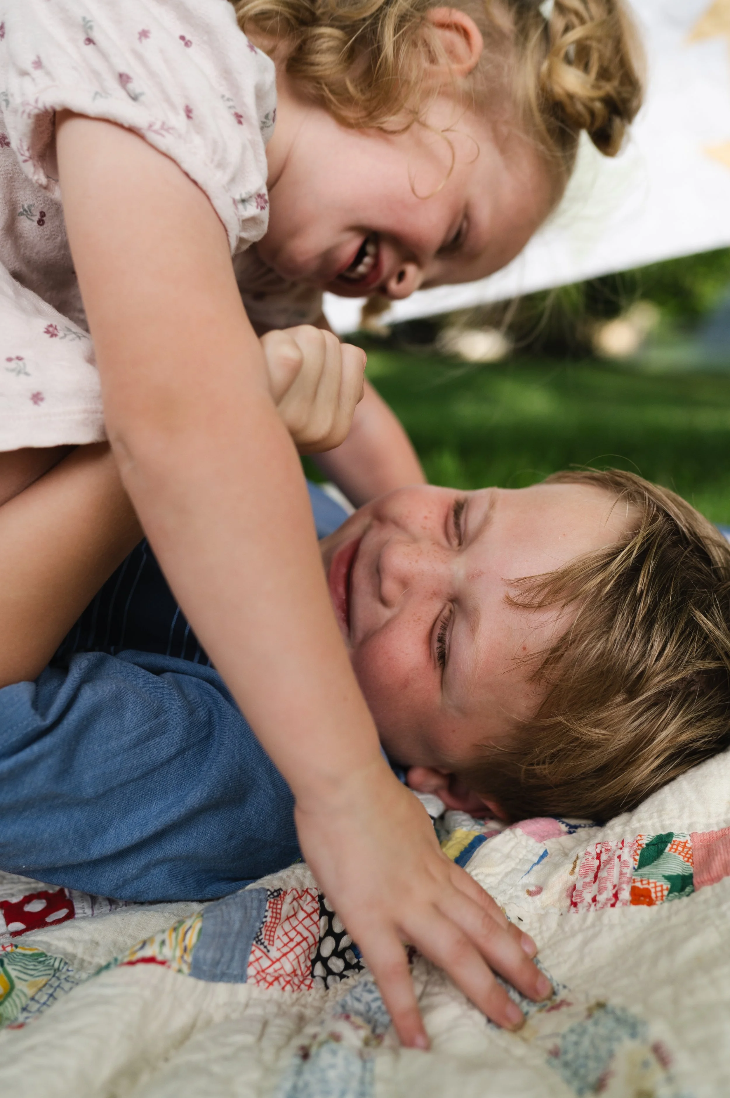 siblings play in yard, clarksville tn family photographer, nashville tn family photographer, affordable, candid family photos