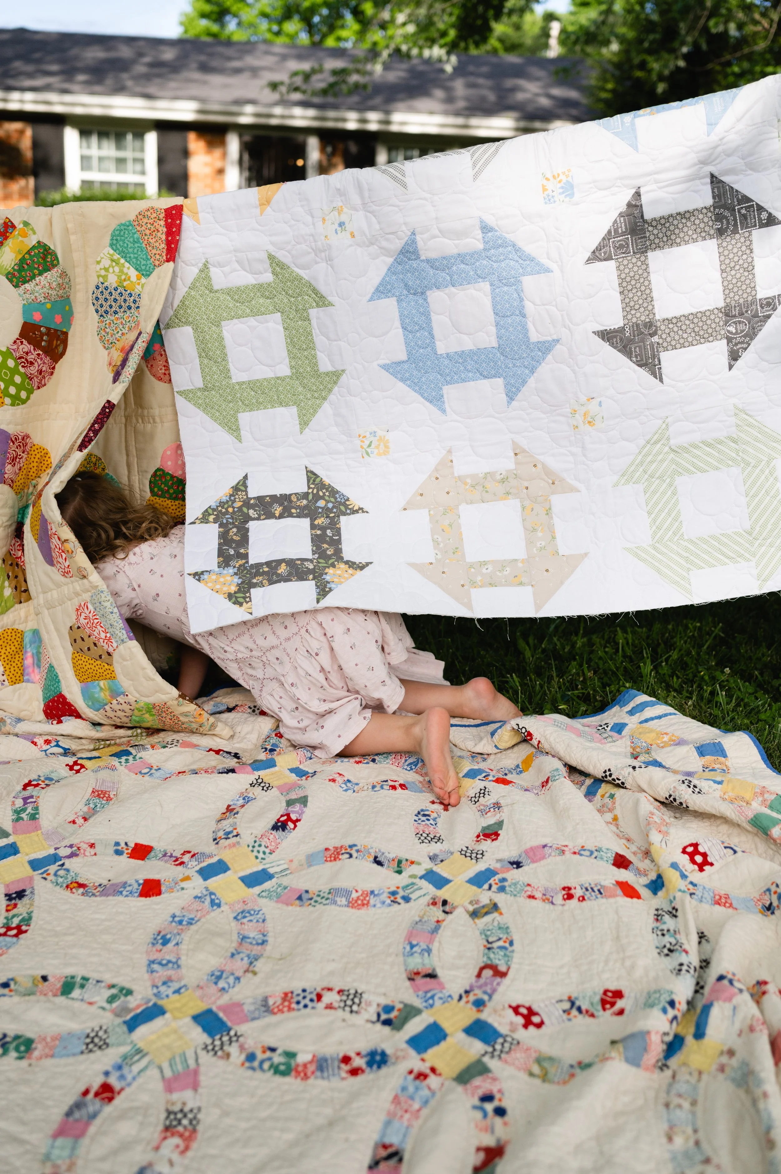 girl's feet in blankets, clarksville tn, nashville tn, affordable, family photographer, candid family photos