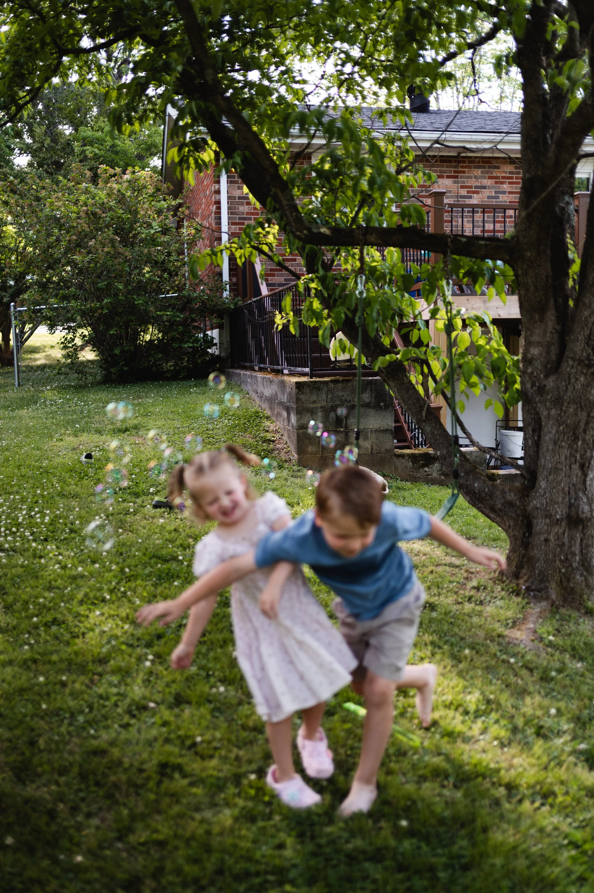 children play with bubbles in yard, clarksville tn family photographer, nashville tn family photographer, at home family photos