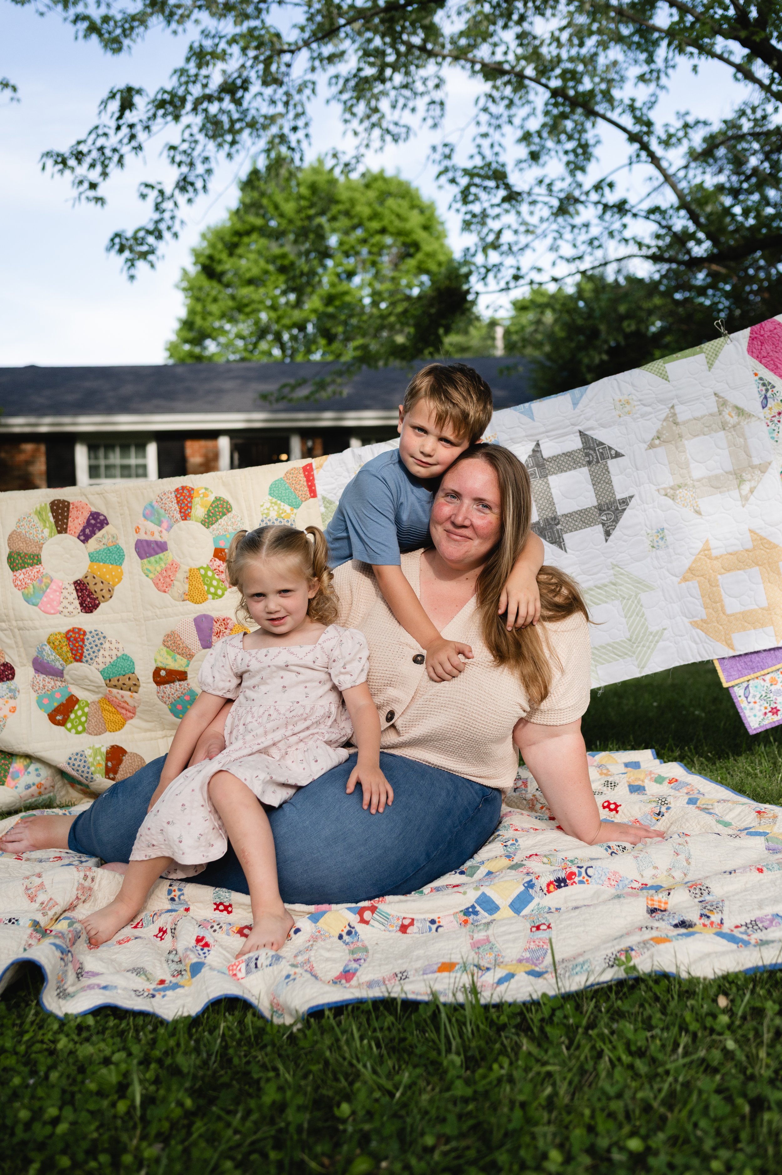 mother with children and quilts, motherhood photographer, family photographer, clarksville tn, nashville tn, affordable