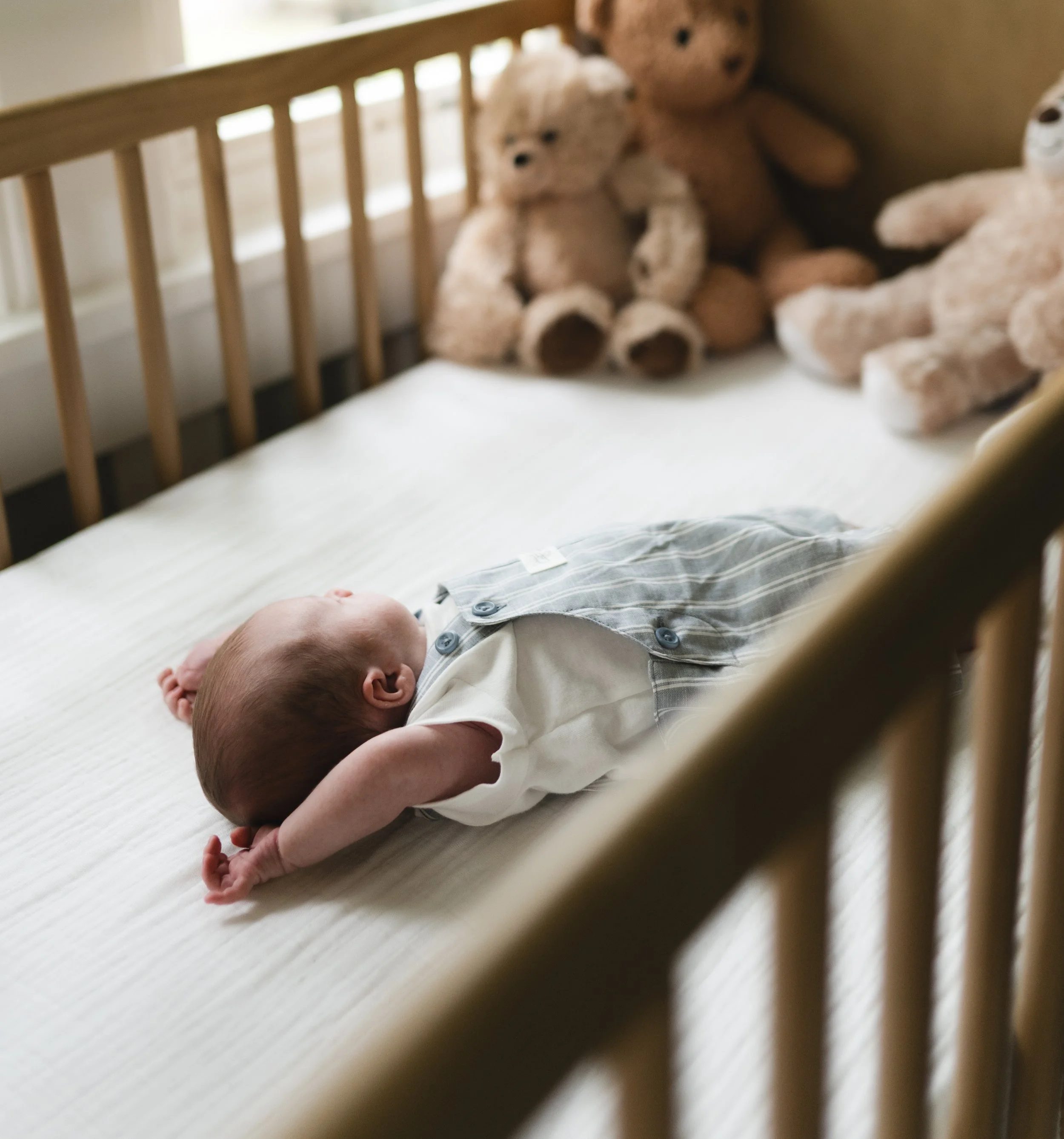 calm newborn laying in crib, newborn photographer clarksville tennessee, newborn photographer nashville tennessee, affordable