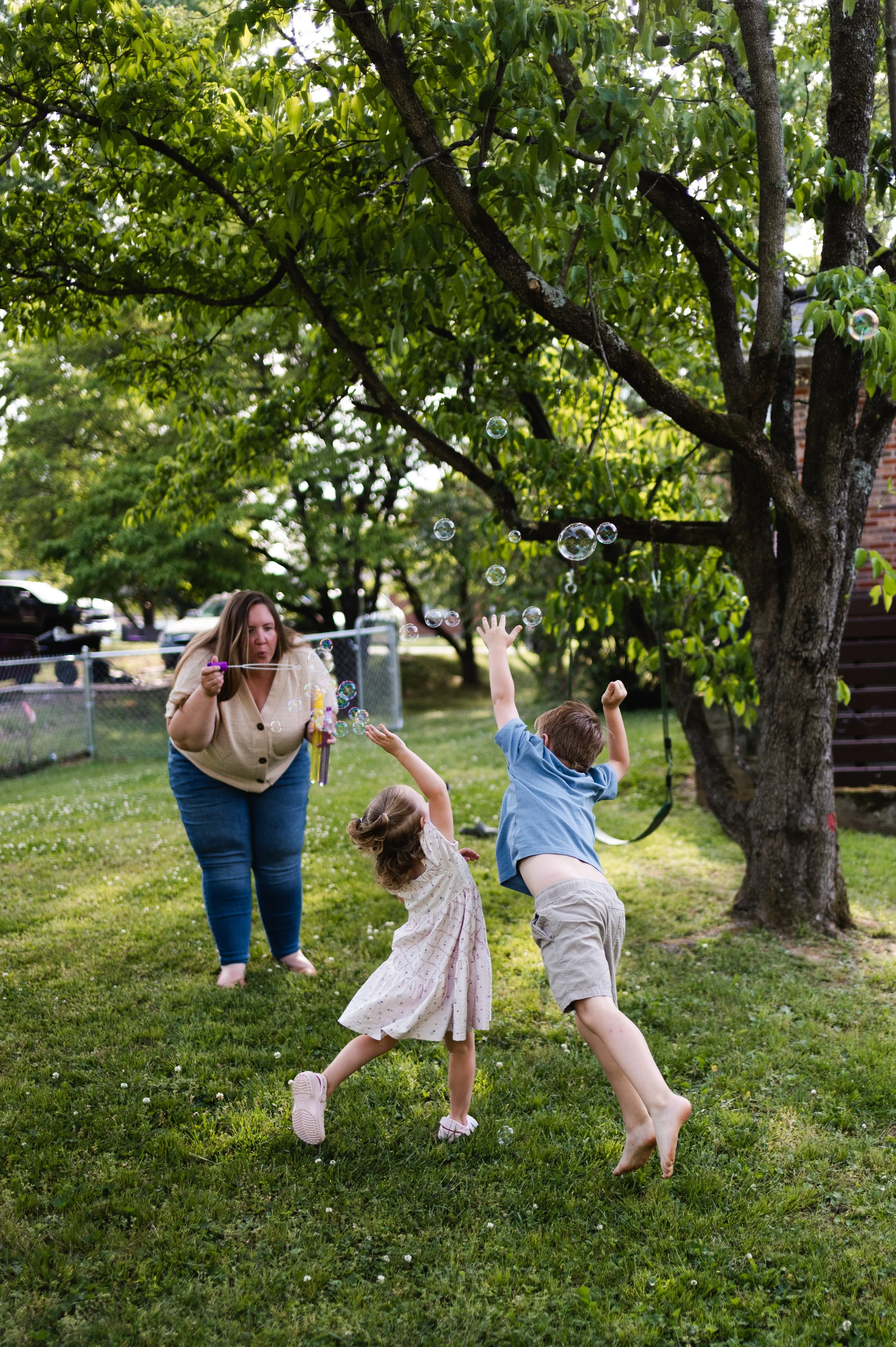 mother and young children with bubbles, candid family photos, at home family photos, family photographer, clarksville tn, nashville tn, affordable