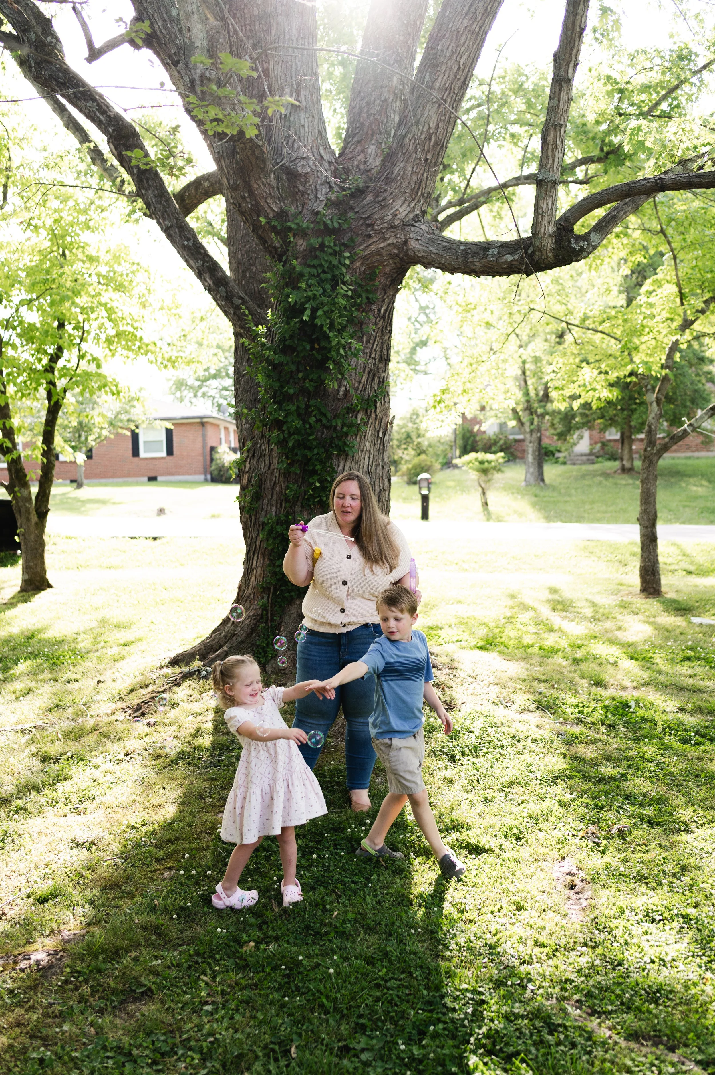 mother with children in yard, clarksville tennesee photographer, nashville tennessee photographer, family photos