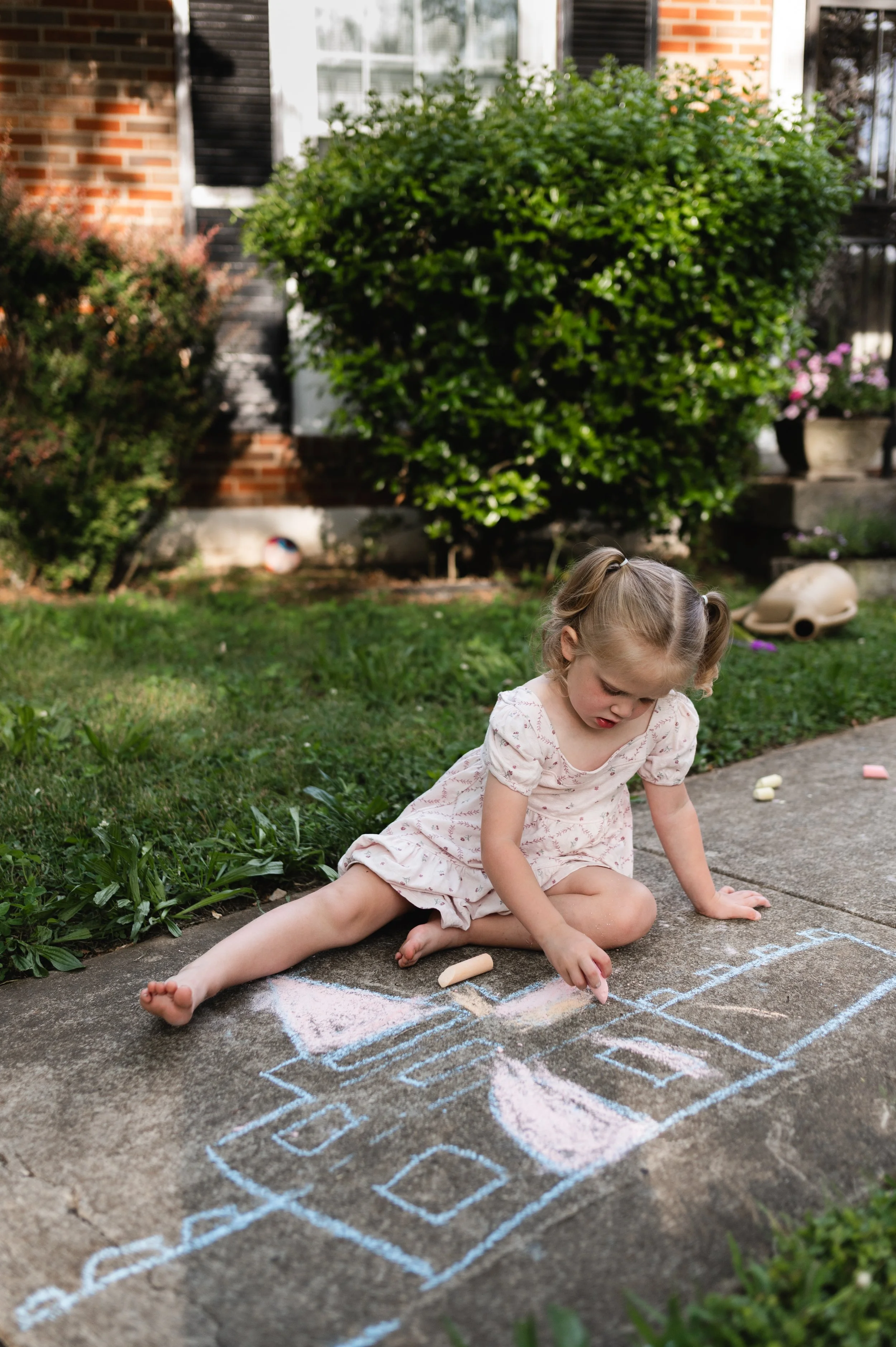 girl draws with chalk, clarksville tn, affordable, nashville tn, candid family photos, family photographer