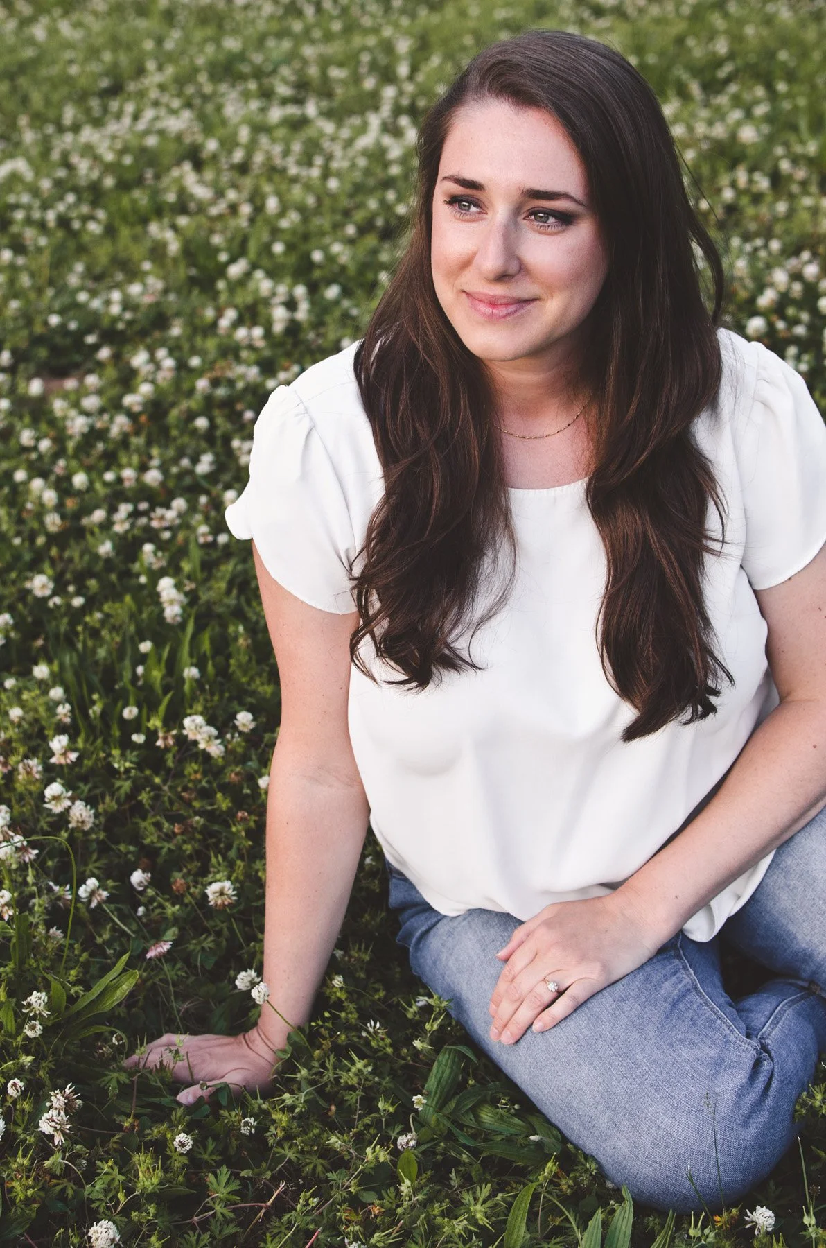 woman sitting in grass, clarksville photographer, family photographer, newborn photographer, maternity photographer, motherhood photographer, clarksville tn, nashville tn