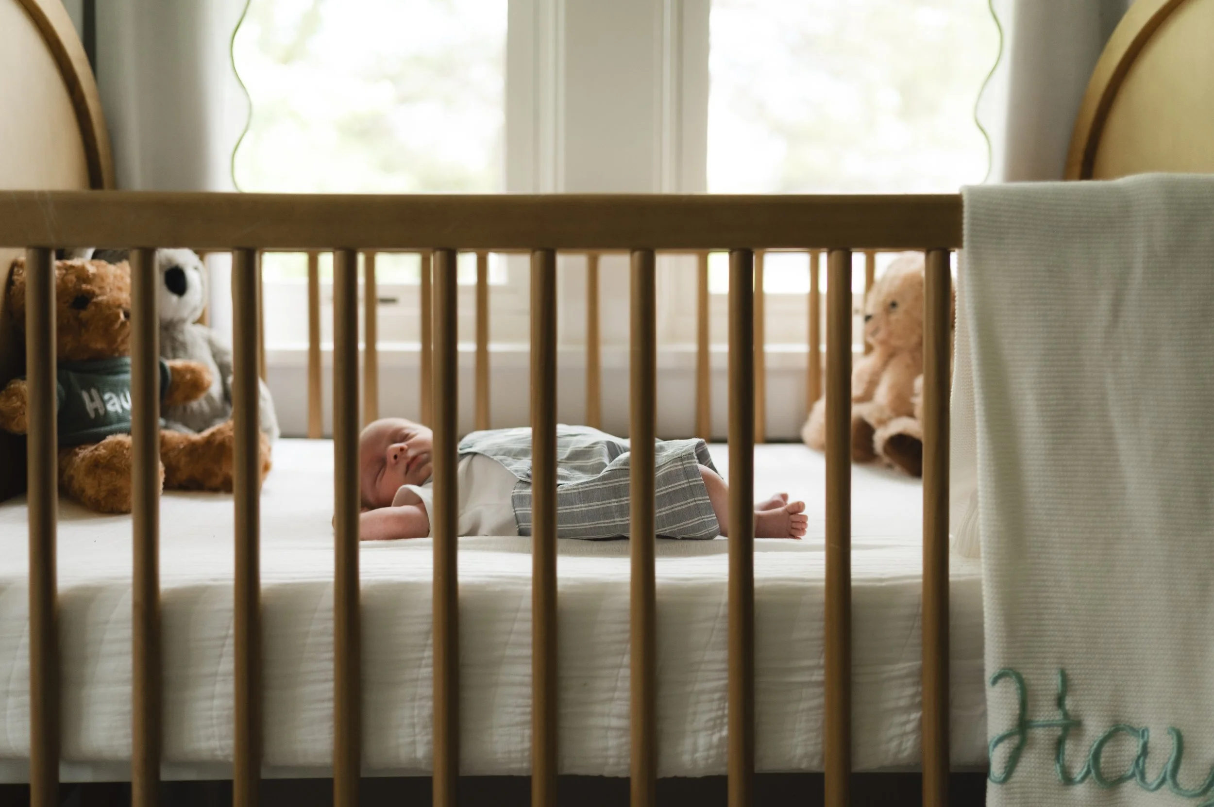 newborn in crib, nashville tn newborn photographer, clarksville tn newborn photographer, newborn photos, affordable