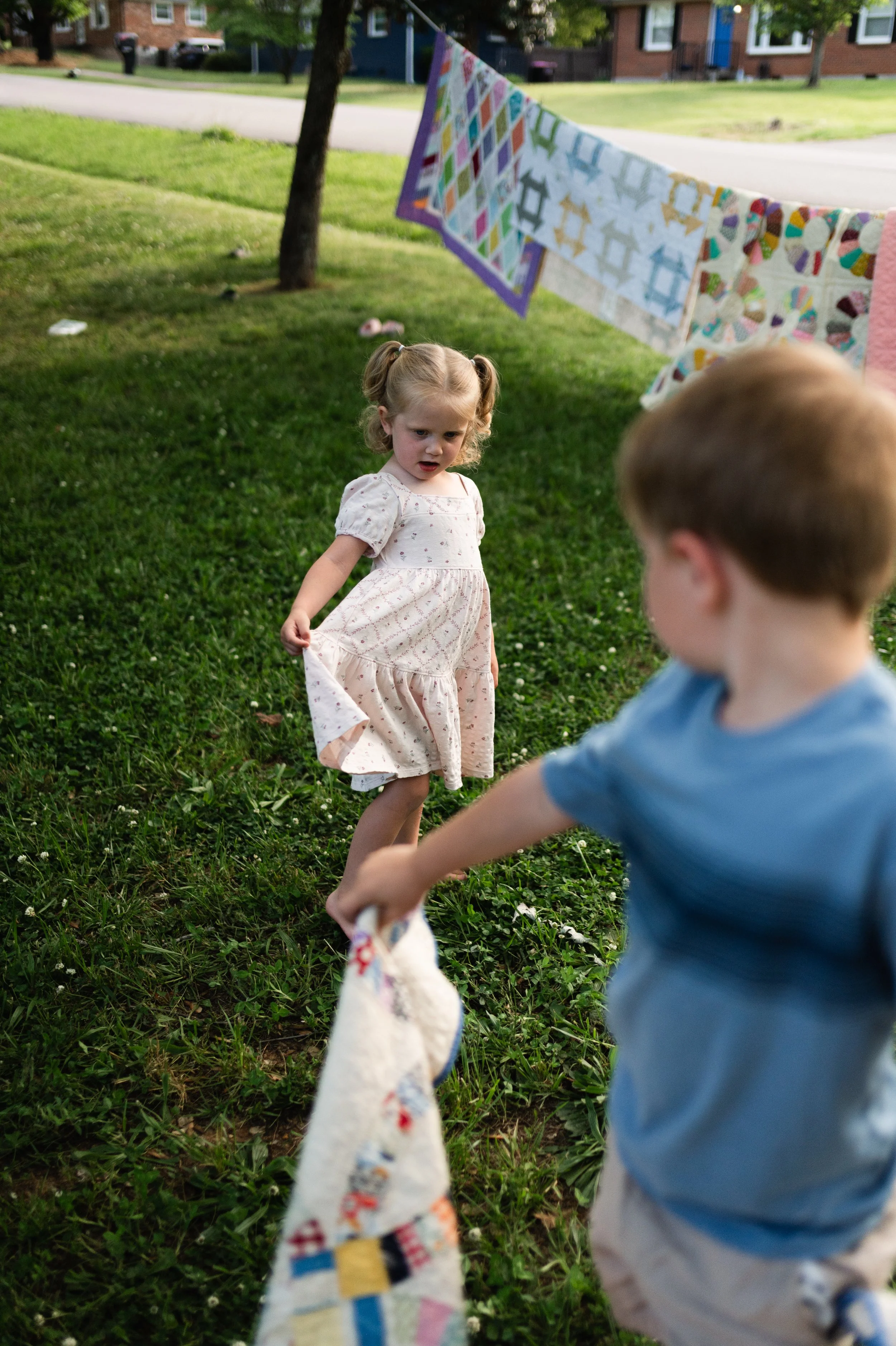 children play in grass, family photographer clarksville tn, family photographer nashville tn, affordable, candid