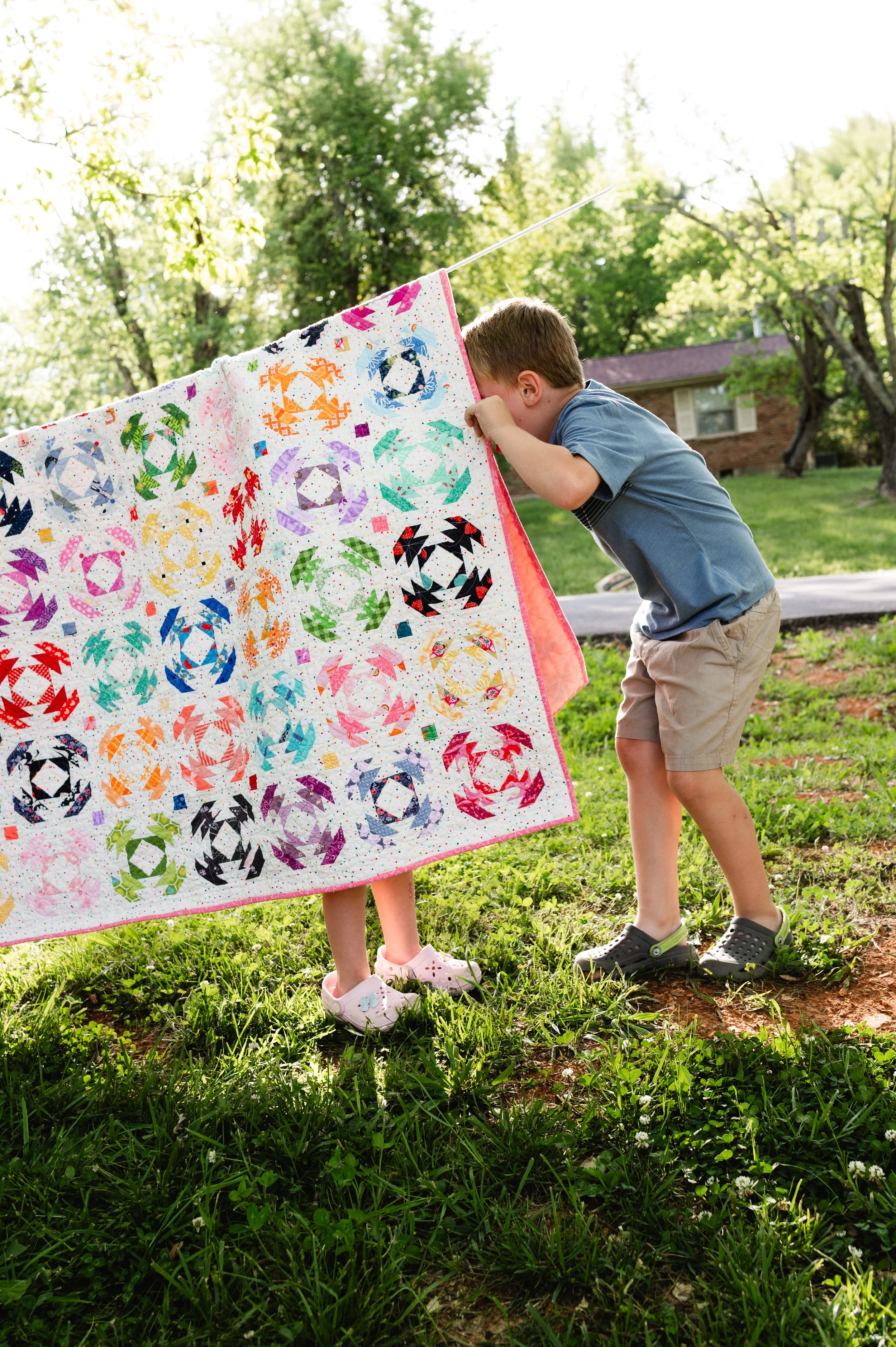 children play in quilts outside, storytelling family photos, clarksville tn, affordable, nashville tn, family photographer