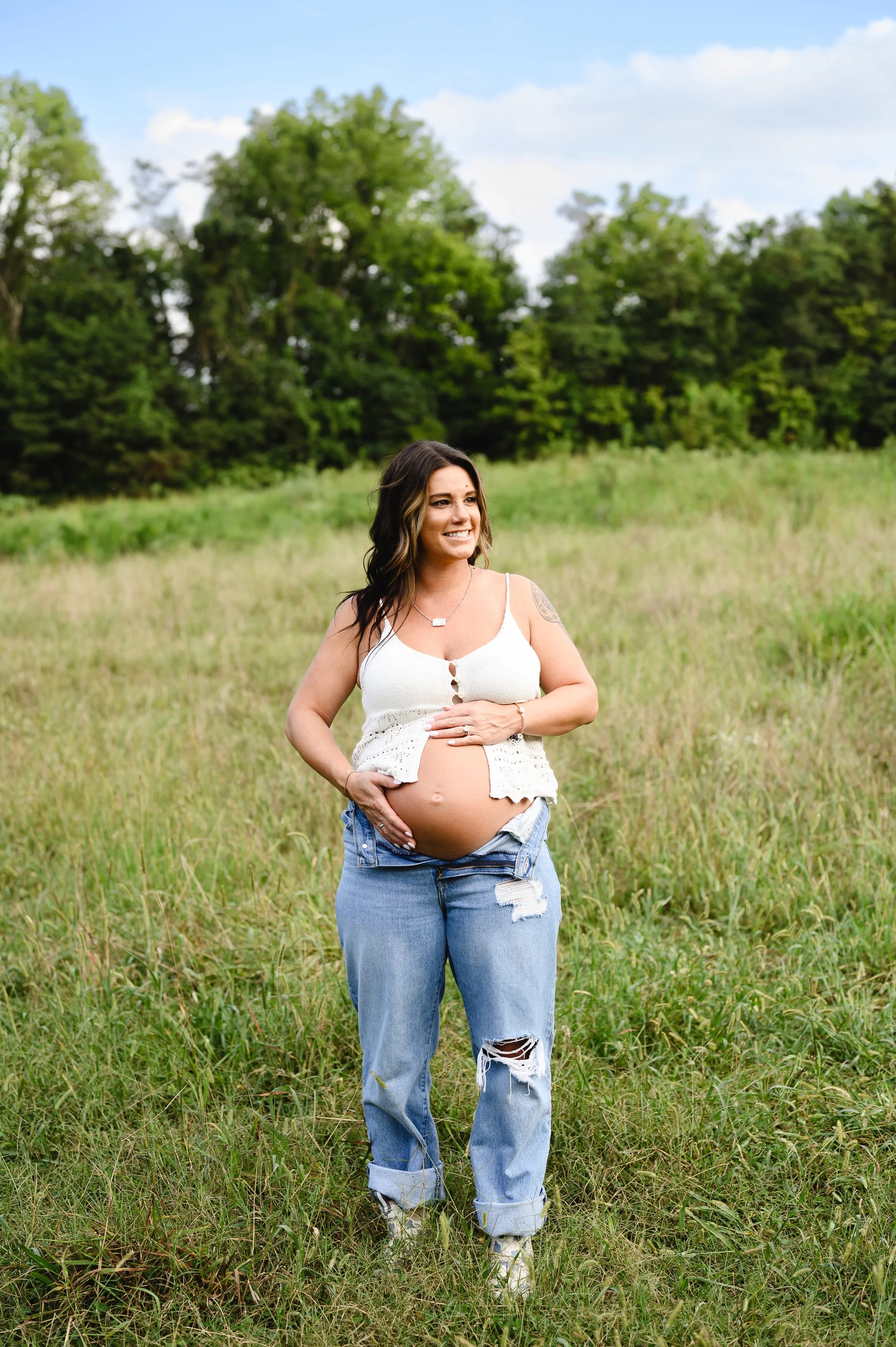 pregnant woman in open field, maternity photographer, pregnancy photos, clarksville and nashville tennessee