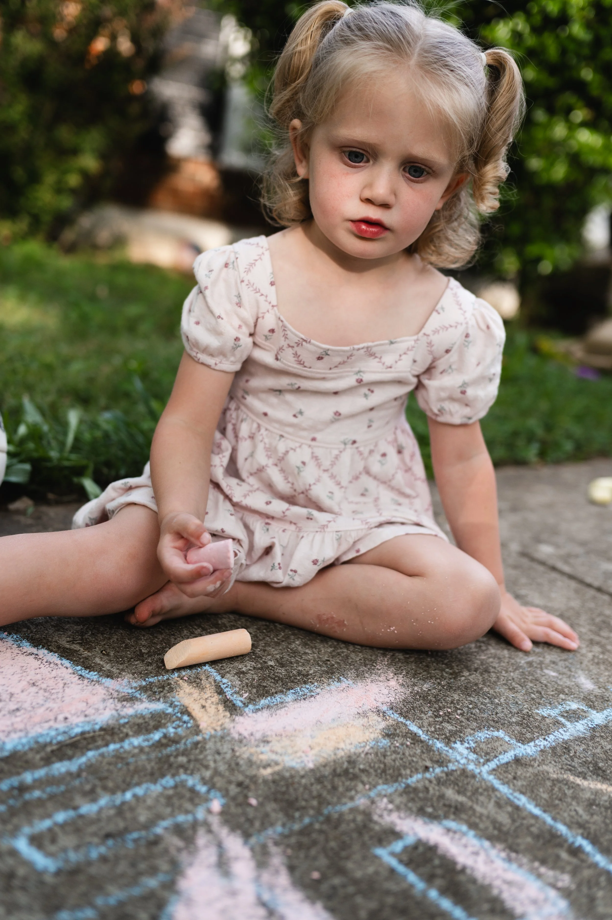 girl draws with chalk, affordable, photographer clarksville tn, photographer nashville tn, candid family photos