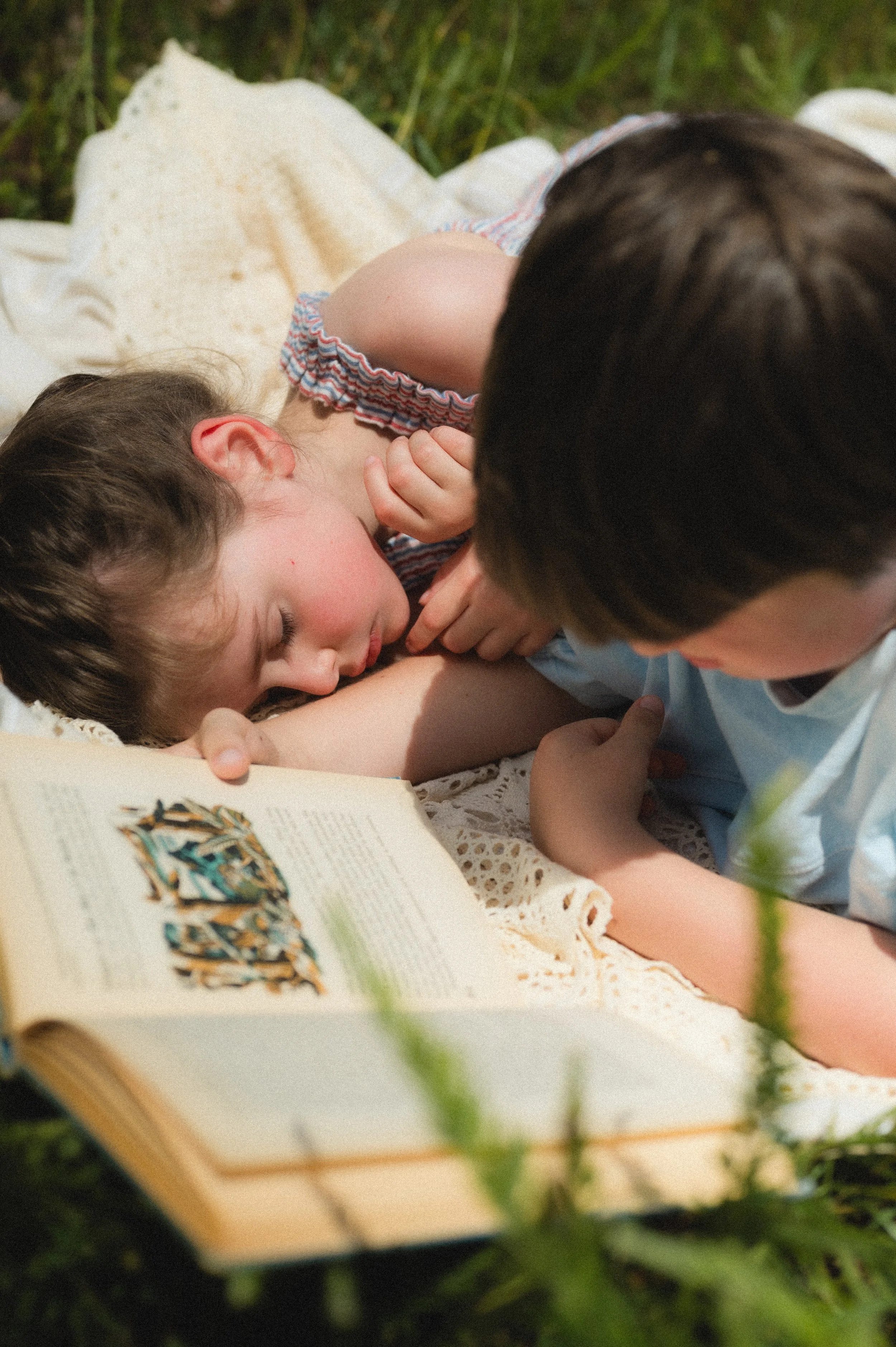 children sleeping and reading outdoors, family photographer, clarksville and nashville tennessee, photographer