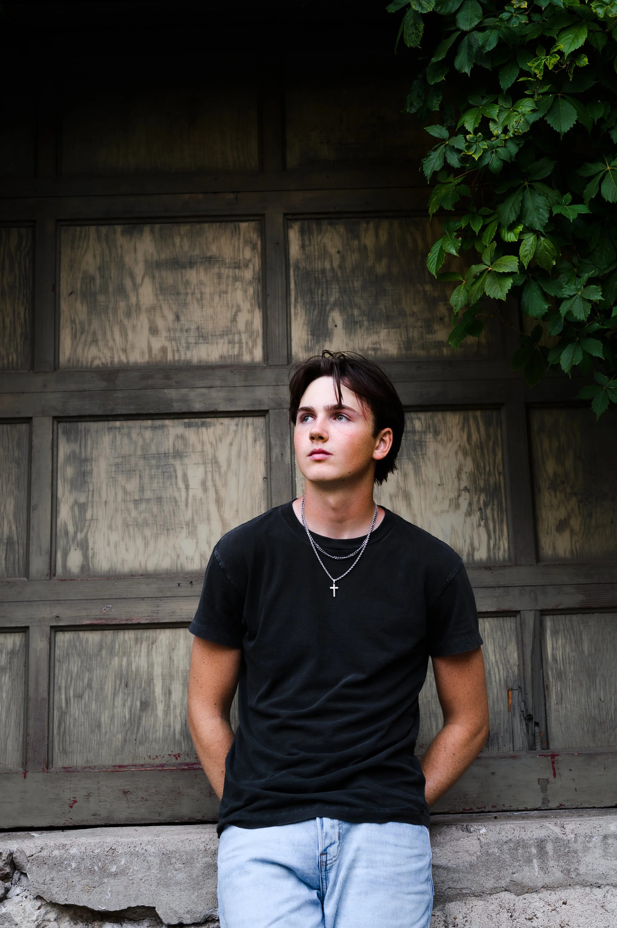 young man with antique door and vines, clarksville and nashville tennessee, photographer, senior photos, affordable