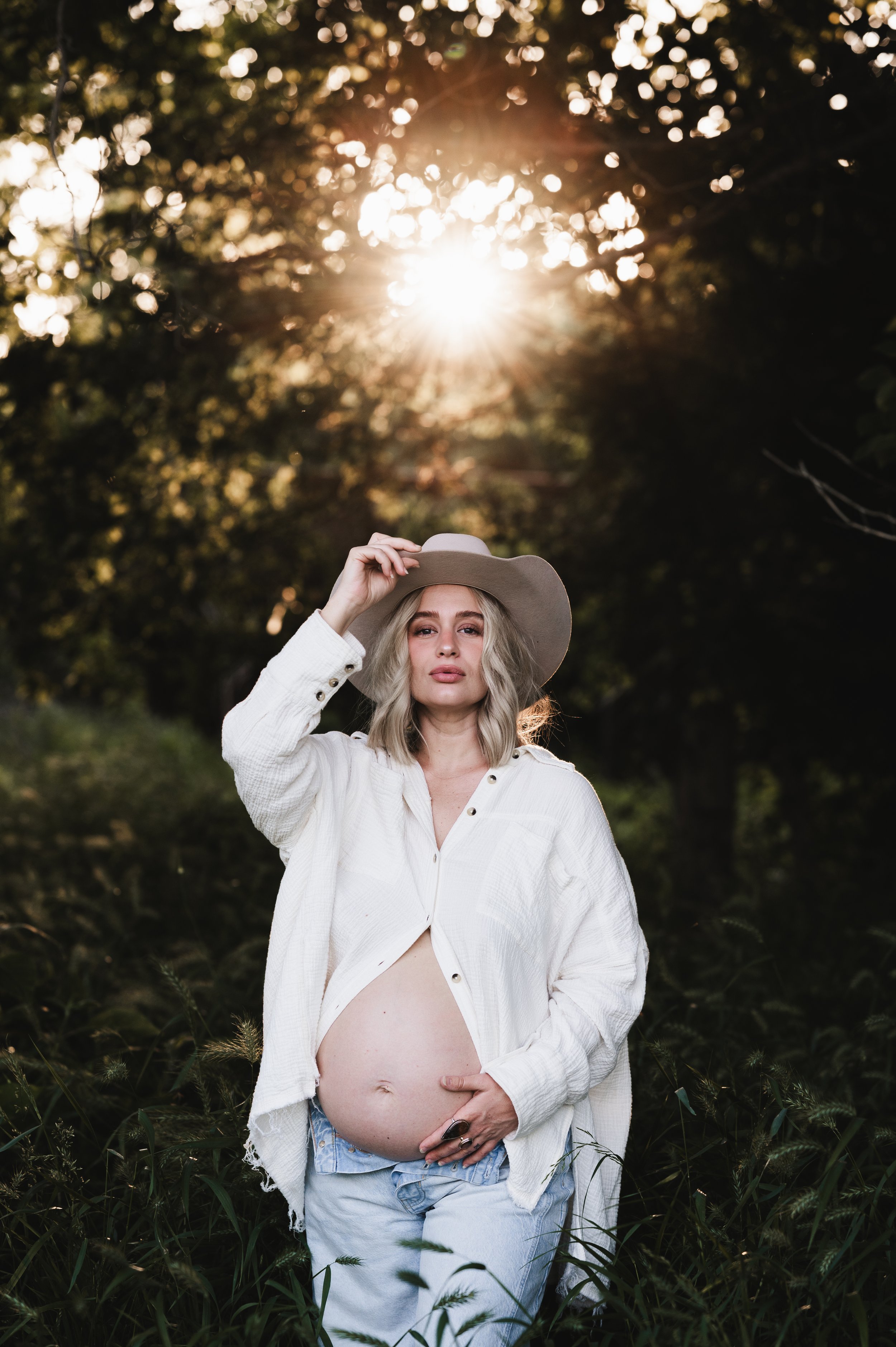 beautiful pregnant woman in cowboy hat, maternity photos, maternity photographer, clarksville and nashville tennessee, affordable