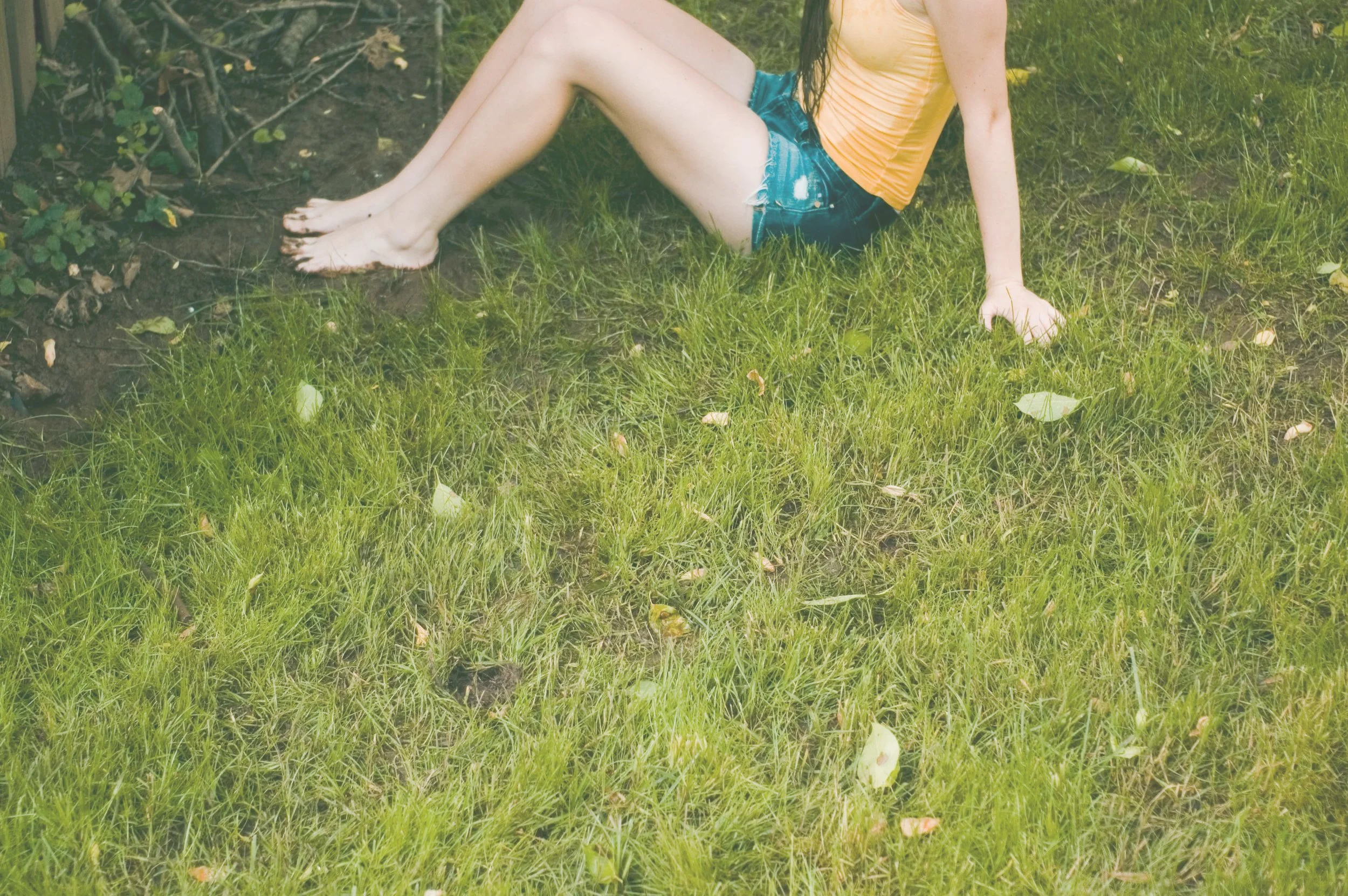 high-school-senior-wet-grass-summer-rainstorm.jpg