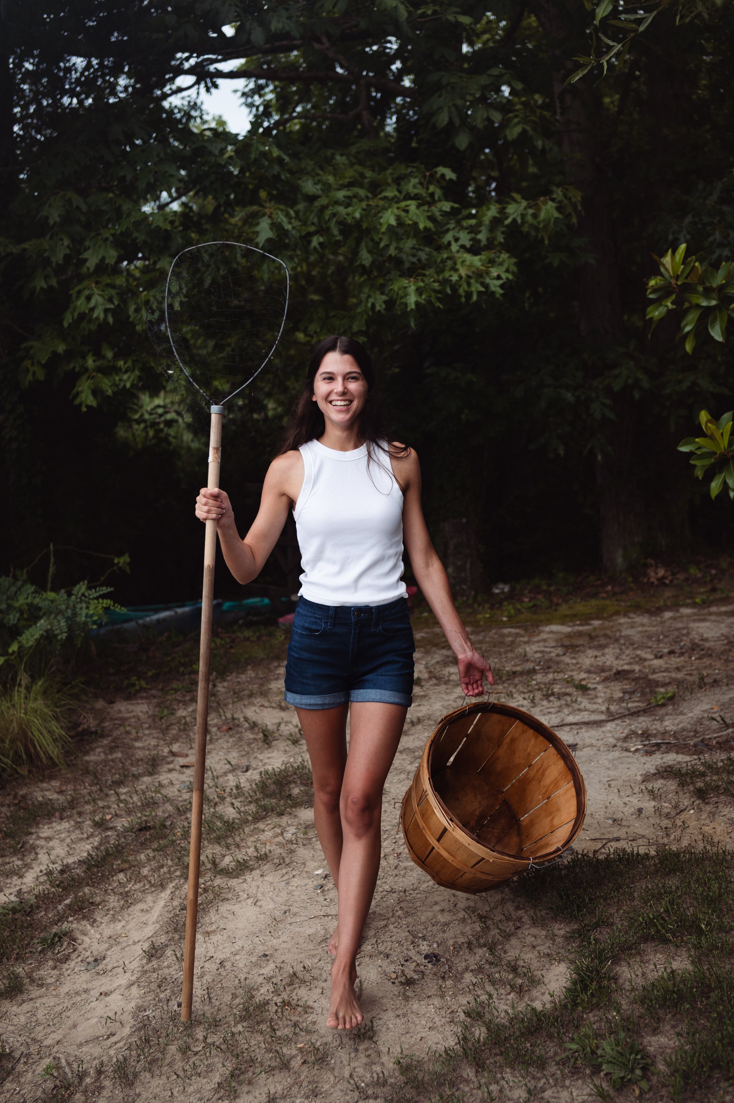 creative senior photos, young woman with fishing net and wood bucket, clarksville and nashville tennesee, senior photographer