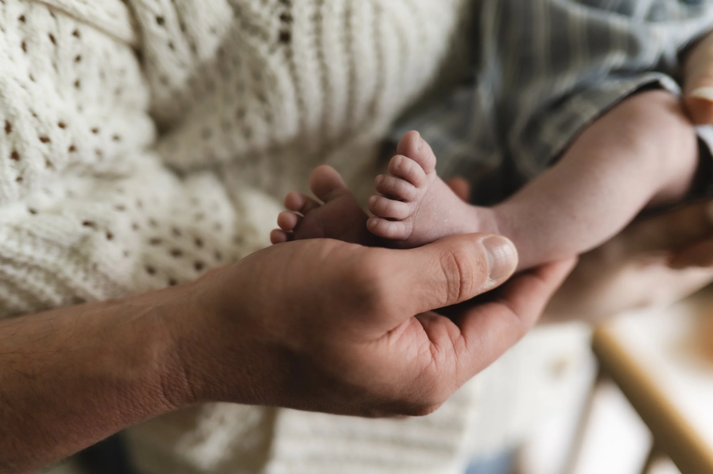 hands holding baby's feet, clarksville tn newborn photographer, nashville tn newborn photographer, affordable