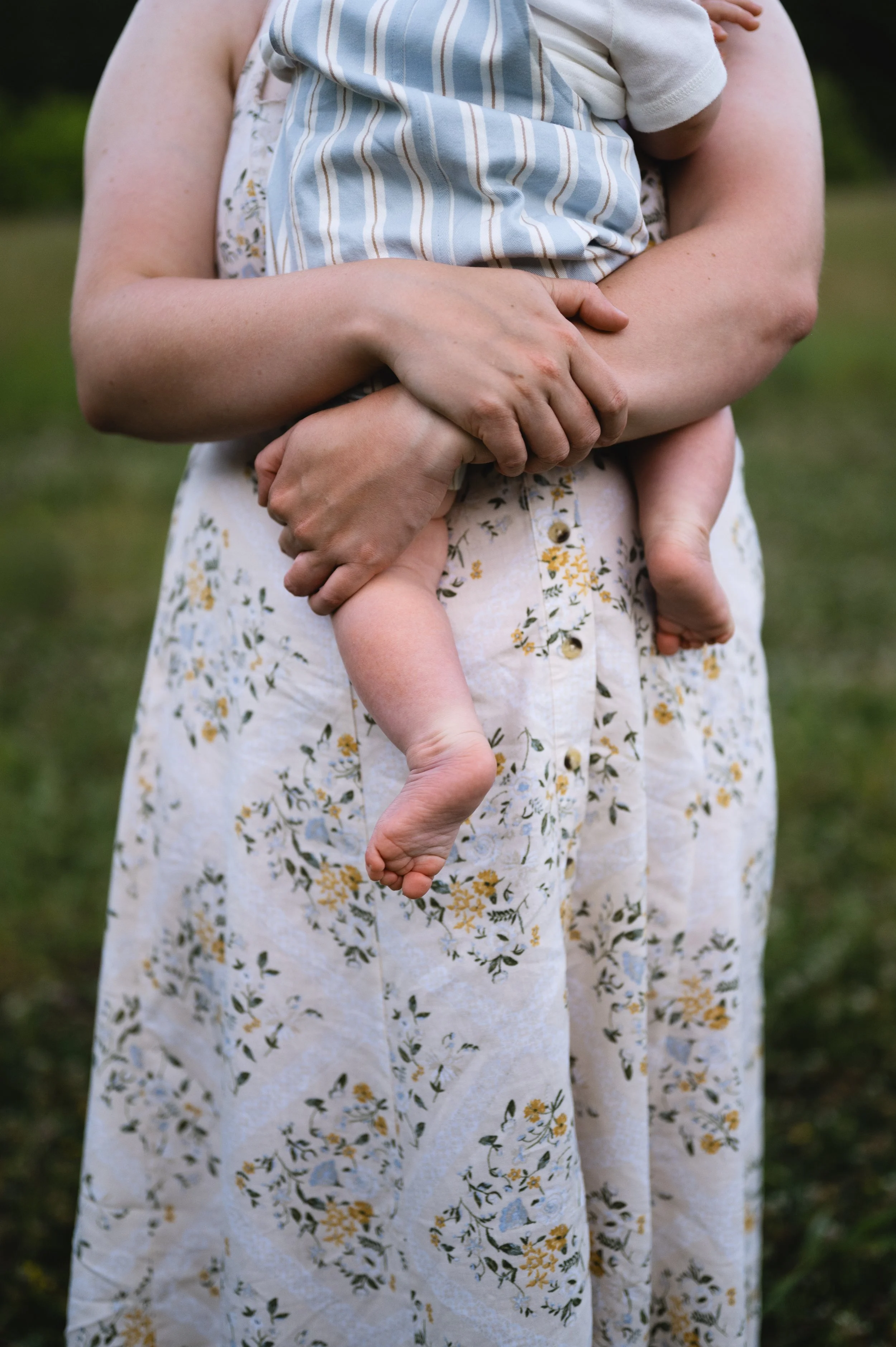 woman in dress holding baby, clarksville tennessee, family photographer, nashville, affordable
