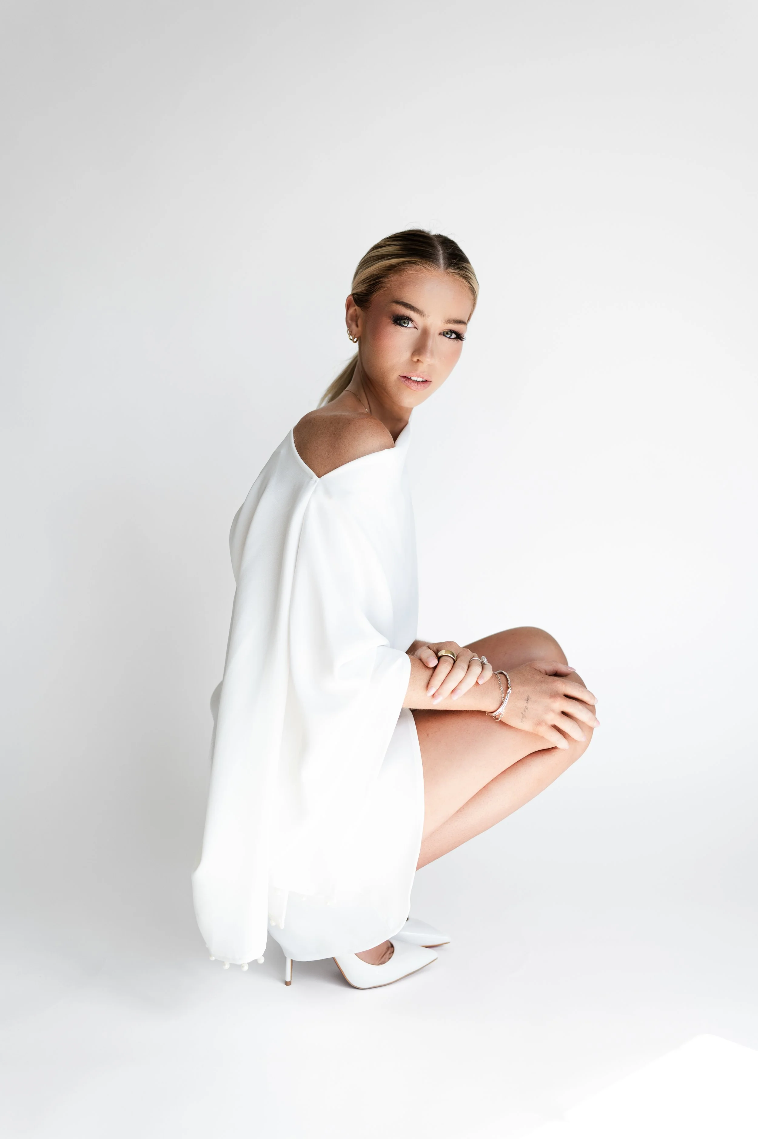 woman in white with white background, fashion photographer, studio photography, clarksville and nashville tennessee
