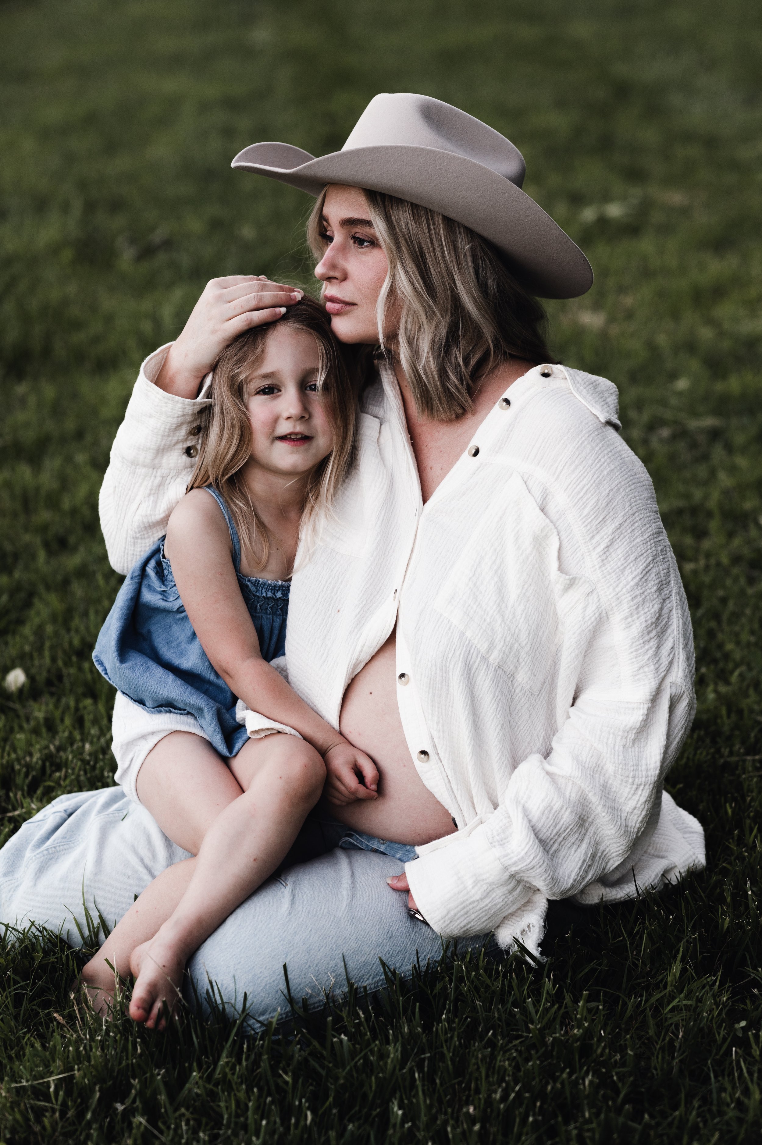pregnant woman with daughter in field, maternity photographer, clarksville and nashville tennessee, pregnancy photos