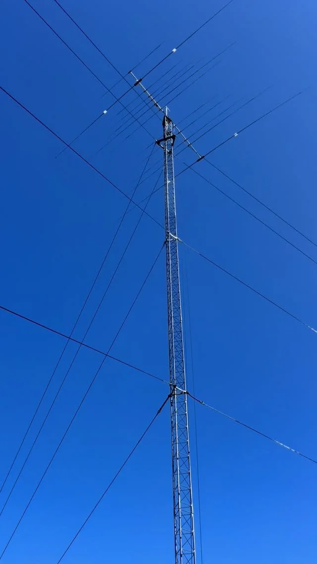 📡 Testing the PST61D PRO Rotator ⚡
This 90’ tower is topped with a JK 6BA 40–10 multiband Yagi antenna, featuring 2 elements on each band. The PST61D PRO rotator makes sure it turns smoothly, ready for serious performance.
Installed fo